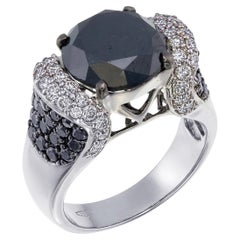 Anello da cocktail in oro bianco 18 carati con diamante nero centrale