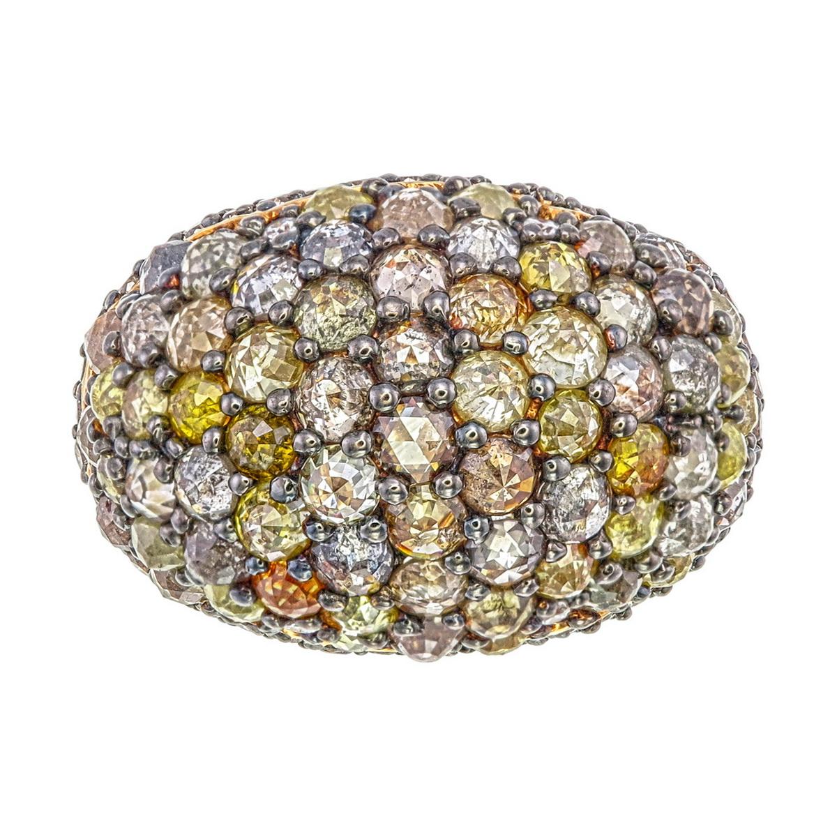 Wir präsentieren diesen strahlenden Fancy Mixed Color Diamond Bouquet Ring - ein kühnes und wunderschön gearbeitetes Stück, das die Essenz von Farbe, Licht und Bewegung einfängt.

Das Herzstück des Designs ist ein lebhafter Strauß runder,