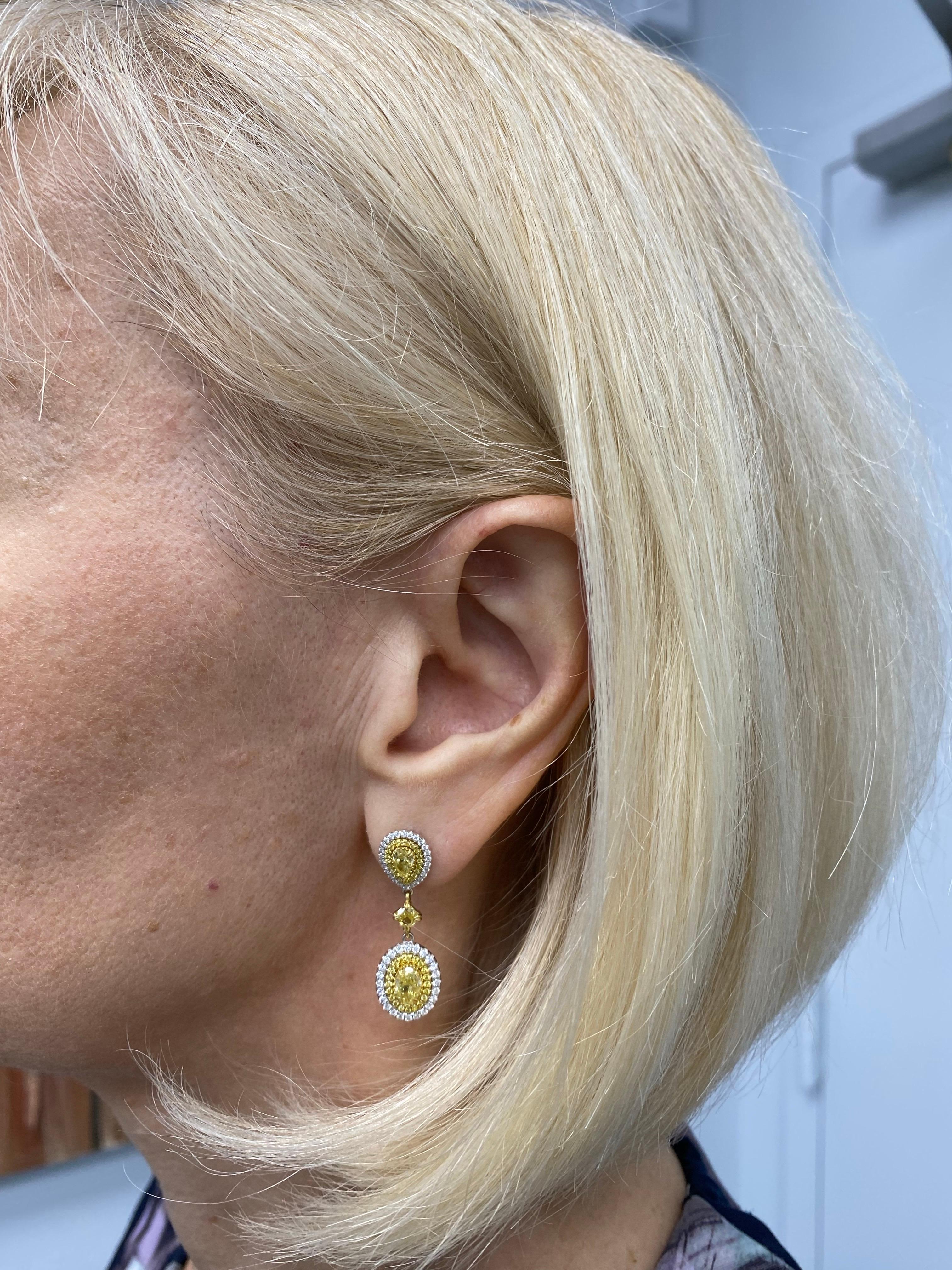 Pendientes colgantes de diamantes de 2,95 ct, corte ovalado amarillo fantasía natural, oro de dos tonos de 18k en venta 4