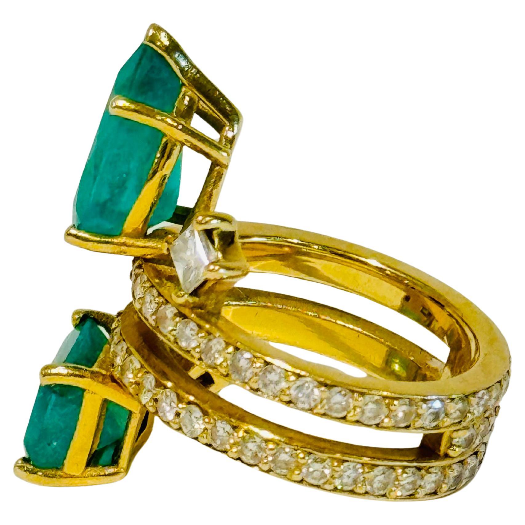 Anillo de Cóctel de Oro con Diamantes y Esmeraldas Colombianas en Nuevo estado para la venta en Studio City, CA