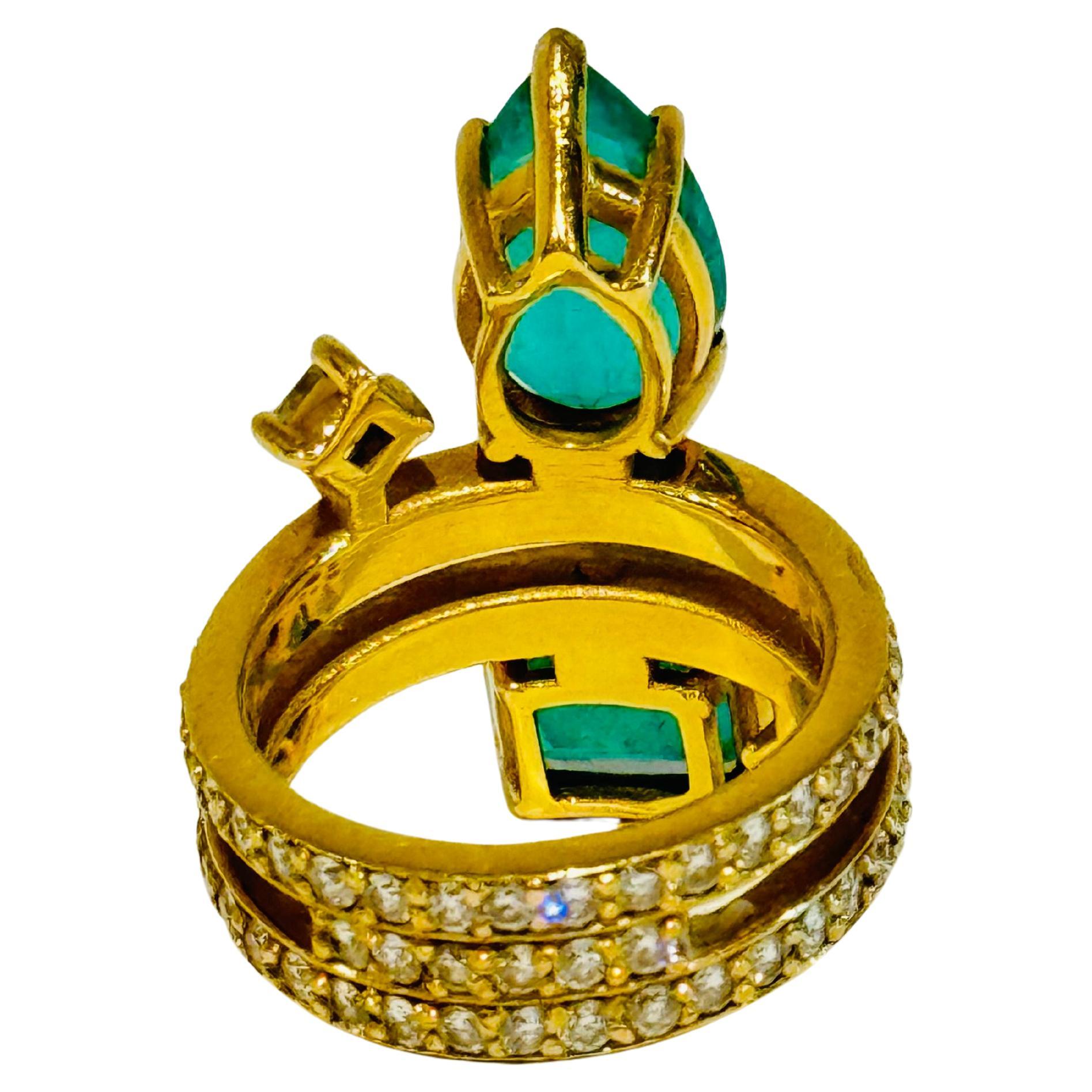 Anillo de Cóctel de Oro con Diamantes y Esmeraldas Colombianas Corte esmeralda en venta