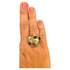 Bague à dôme en or et pierres multicolores