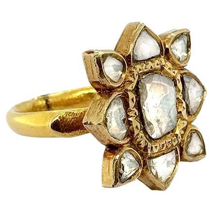 Gold & Diamond Vintage Flower Ring en vente