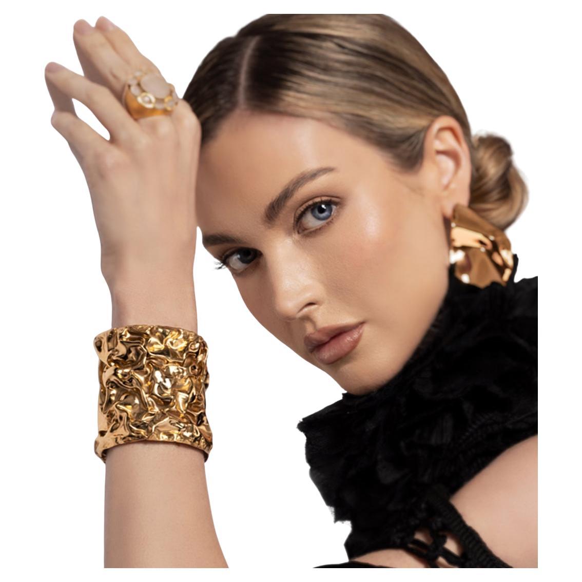 Manschettenarmband aus Messing, eingefasst in 14 Karat Gold mit Wrinkle im Angebot