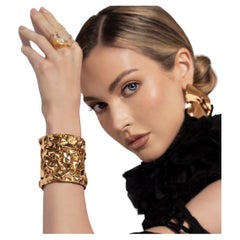 Pulsera brazalete arrugada de latón bañado en oro de 14 quilates