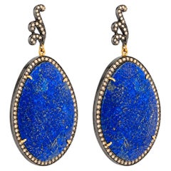 Auffällige Ohrringe mit Lapislazuli und Steinen im Pavé-Setting