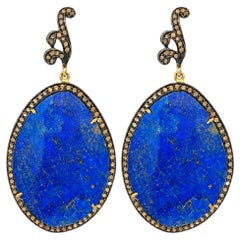 Auffällige Ohrringe mit Lapislazuli und Steinen im Pavé-Setting