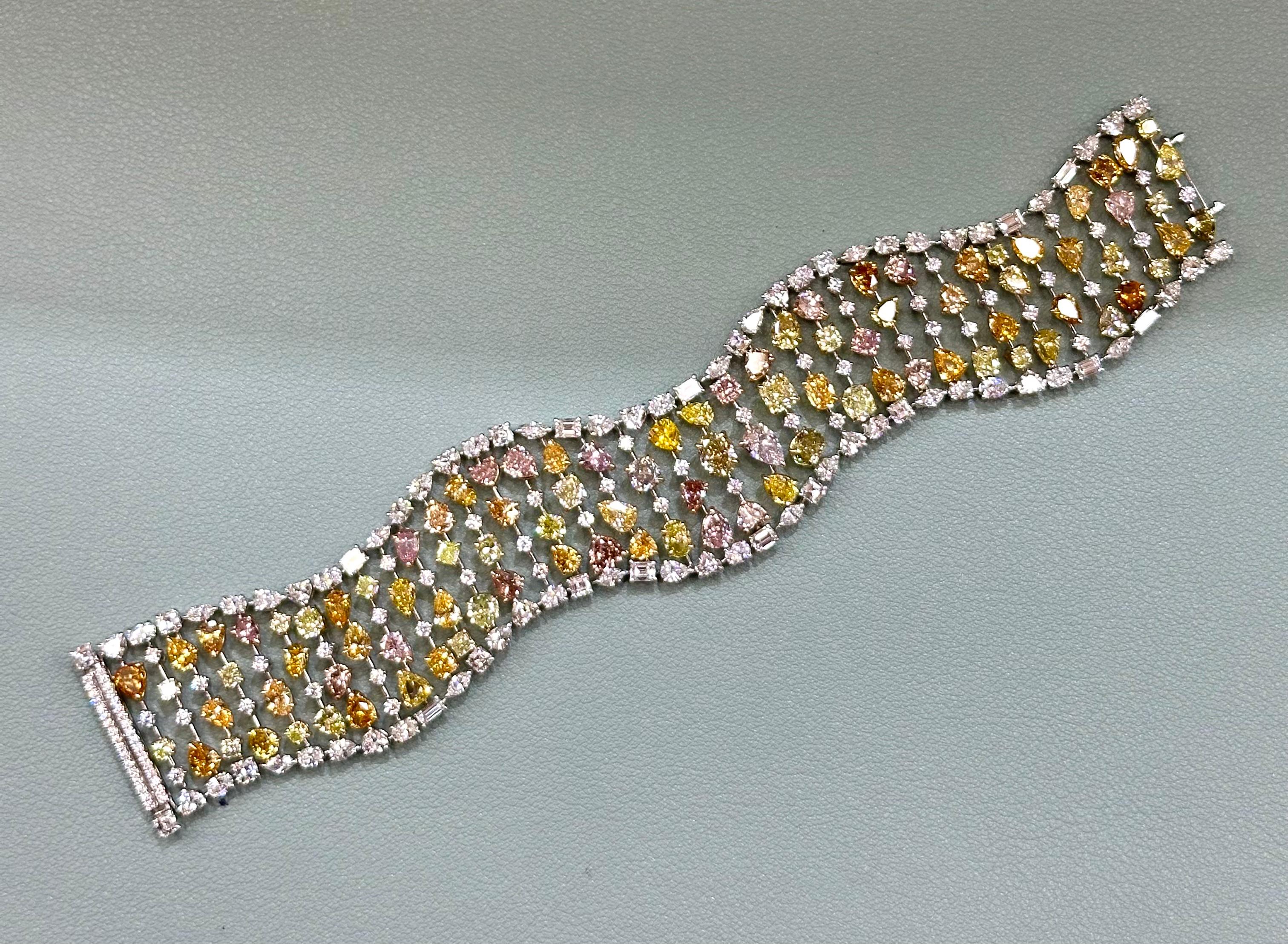 Bracciale con diamanti colorati di 34,67 carati in oro bianco 18 carati. Livelli di diamanti colorati misti: diamanti gialli, verdi, arancioni, rossi e rosa certificati con certificato GIA. 