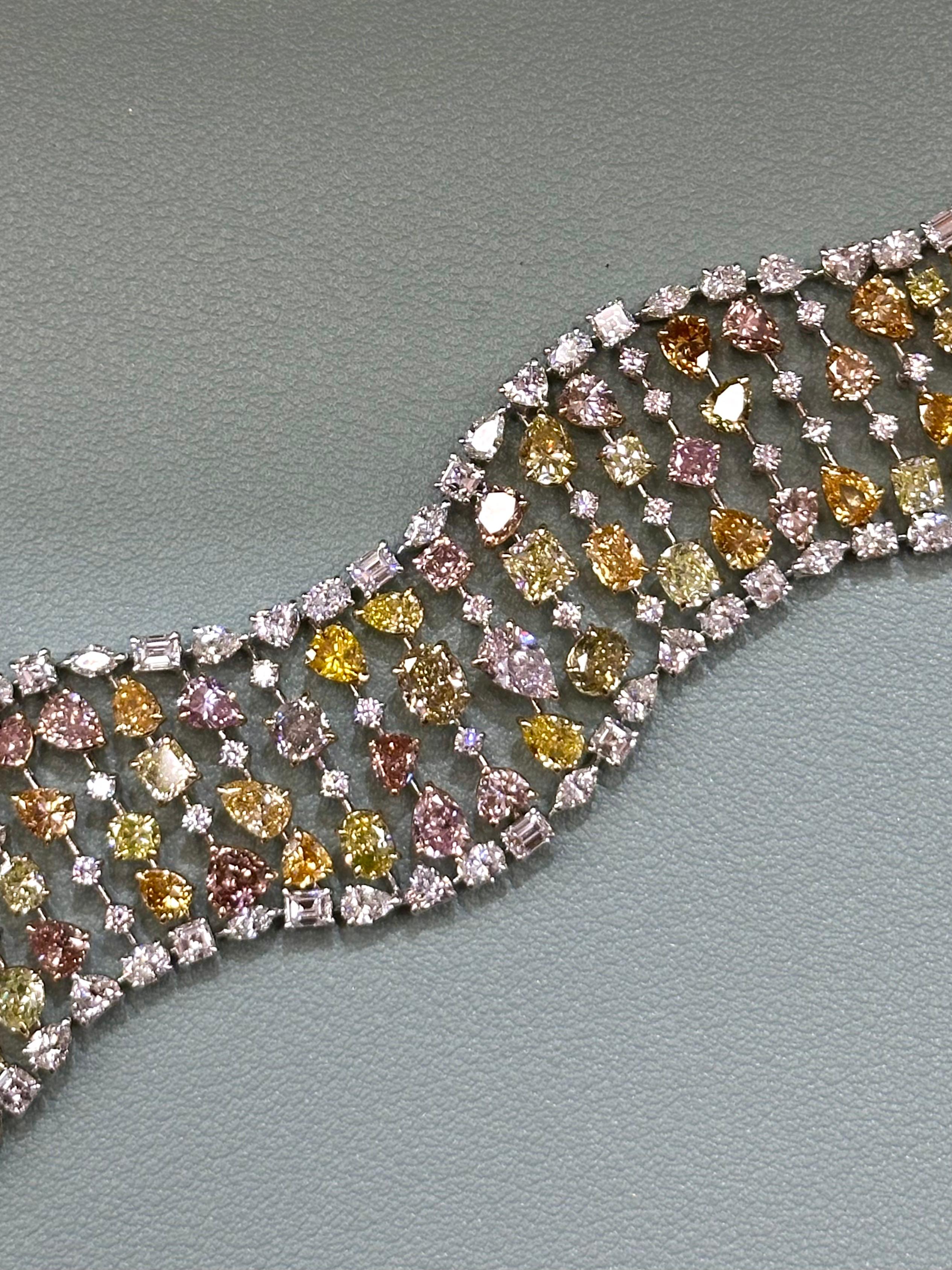 Bracciale con diamanti colorati da 34,67 carati in oro bianco 18 carati In condizioni Nuovo in vendita a New York, NY