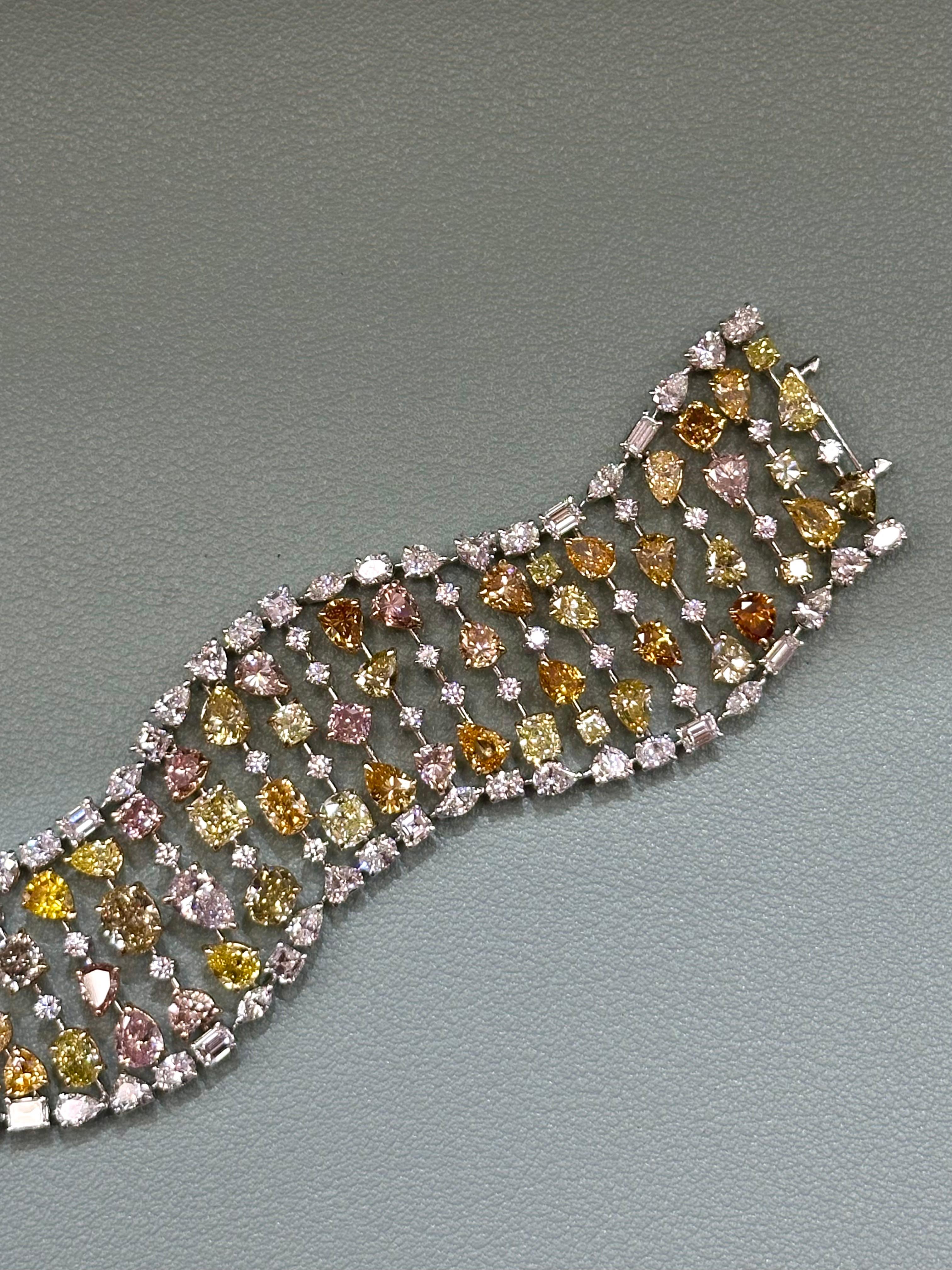 da uomo o donna Bracciale con diamanti colorati da 34,67 carati in oro bianco 18 carati in vendita