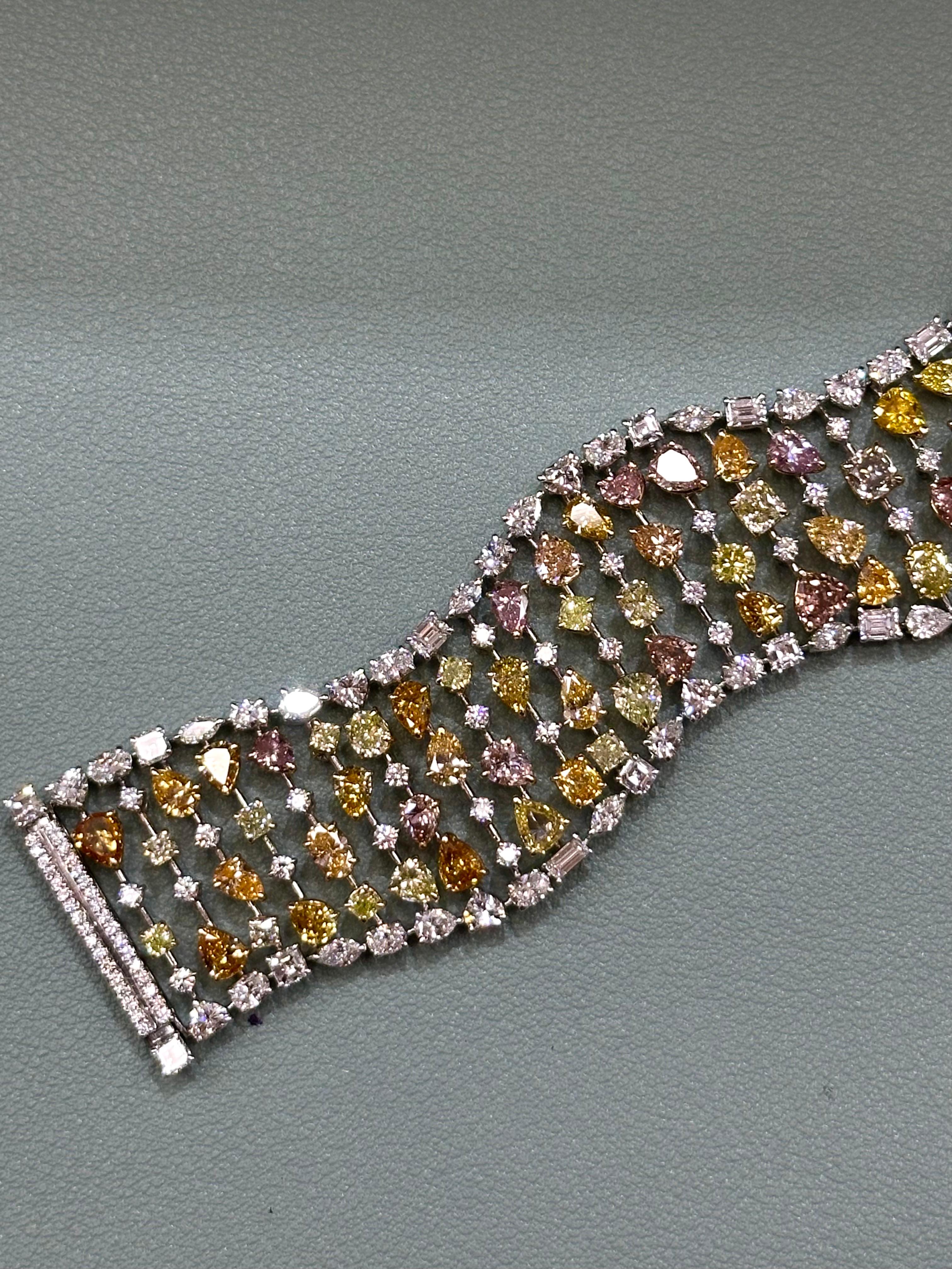 Taglio misto Bracciale con diamanti colorati da 34,67 carati in oro bianco 18 carati in vendita