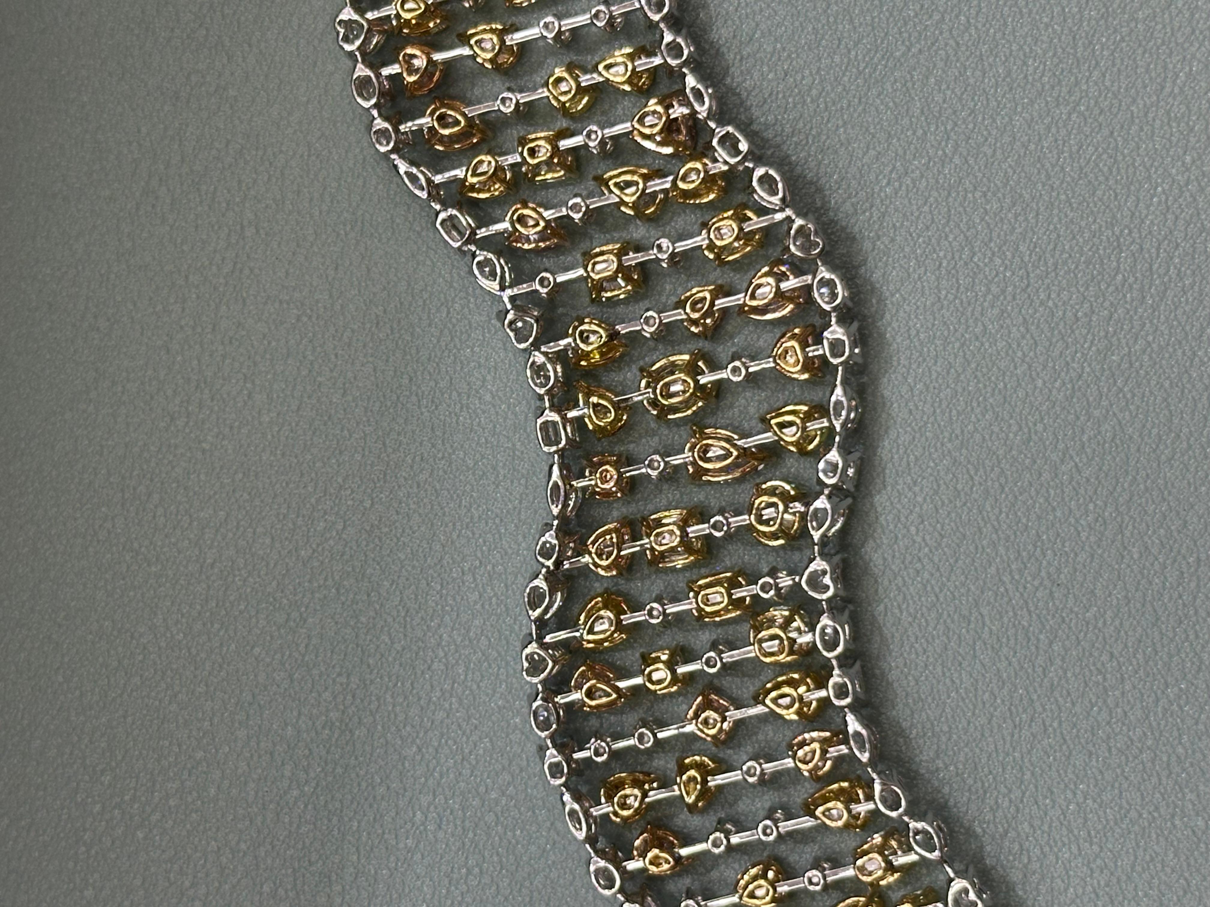 Bracciale con diamanti colorati da 34,67 carati in oro bianco 18 carati in vendita 2