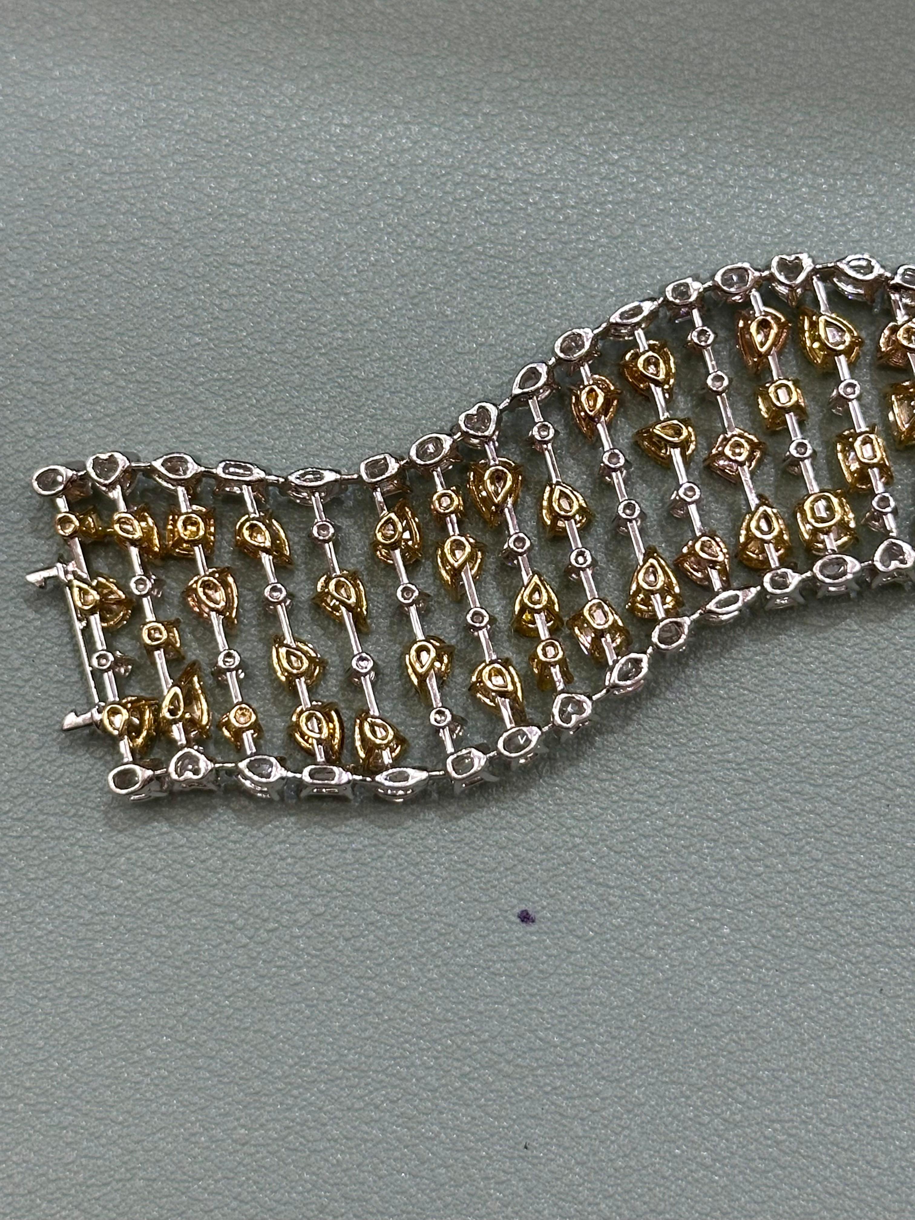 Bracciale con diamanti colorati da 34,67 carati in oro bianco 18 carati in vendita 1