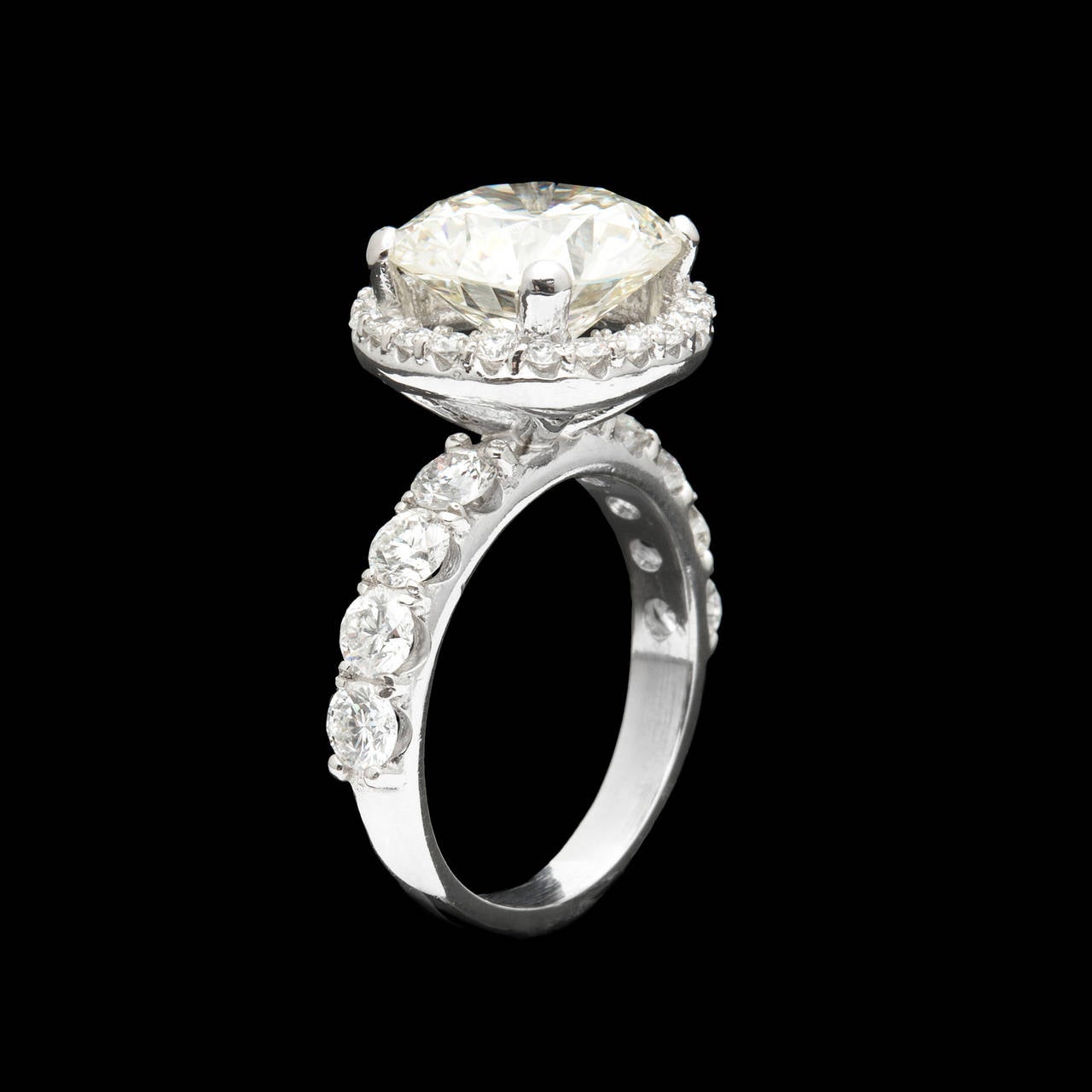 Round cut diamond platinum ring