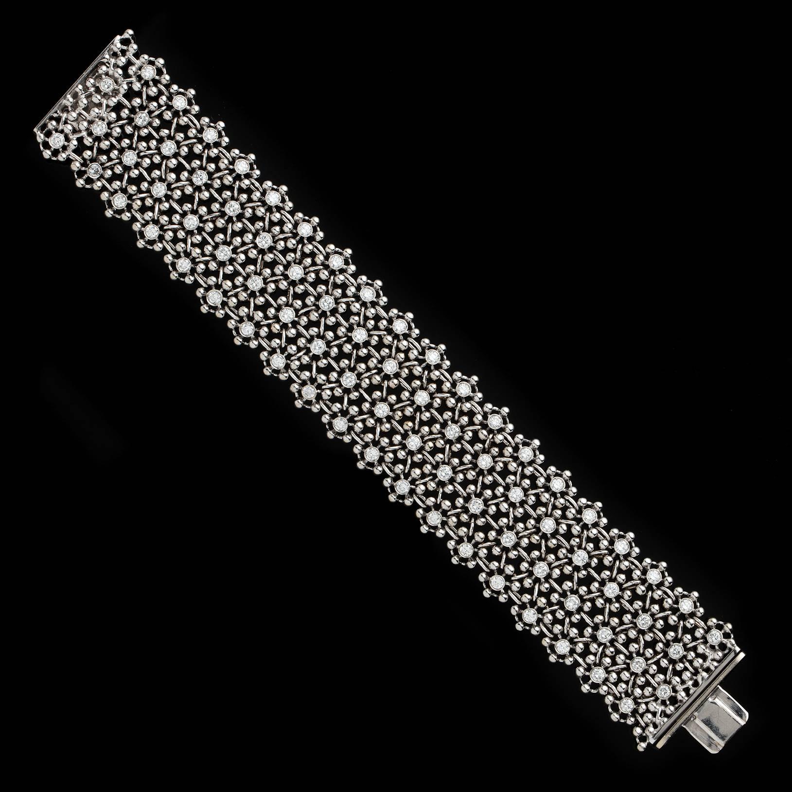 Damiani 18k Weißgold breite Mesh-Armband Lünette durchgehend mit 76 runden Diamanten im Brillantschliff:: mit einem Gesamtgewicht von schätzungsweise 5::32cttw:: Qualitätsbereich G-H Farbe und VS Klarheit eingefasst. Dieses flexible Armband misst 7