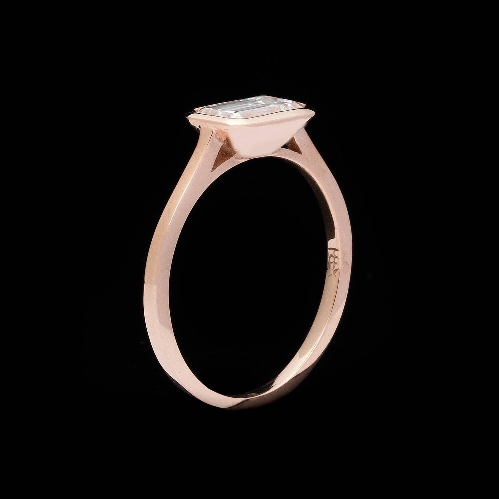 Horizontal gefasster Diamant-Verlobungsring mit Smaragdschliff aus Roségold im Zustand „Hervorragend“ in San Francisco, CA