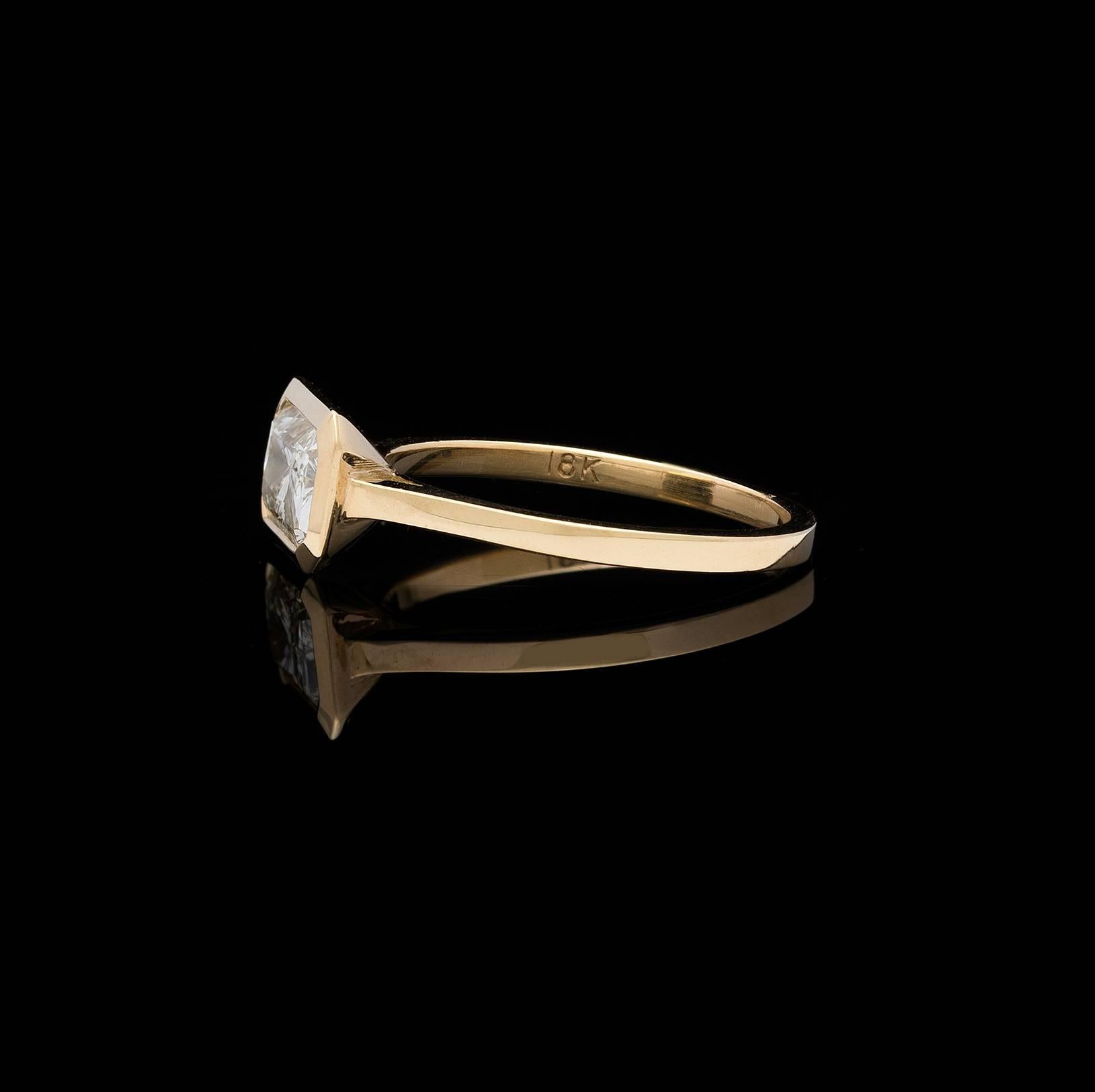 Champagner-Diamantring mit Radiantschliff und Lünette aus Gelbgold (Zeitgenössisch)