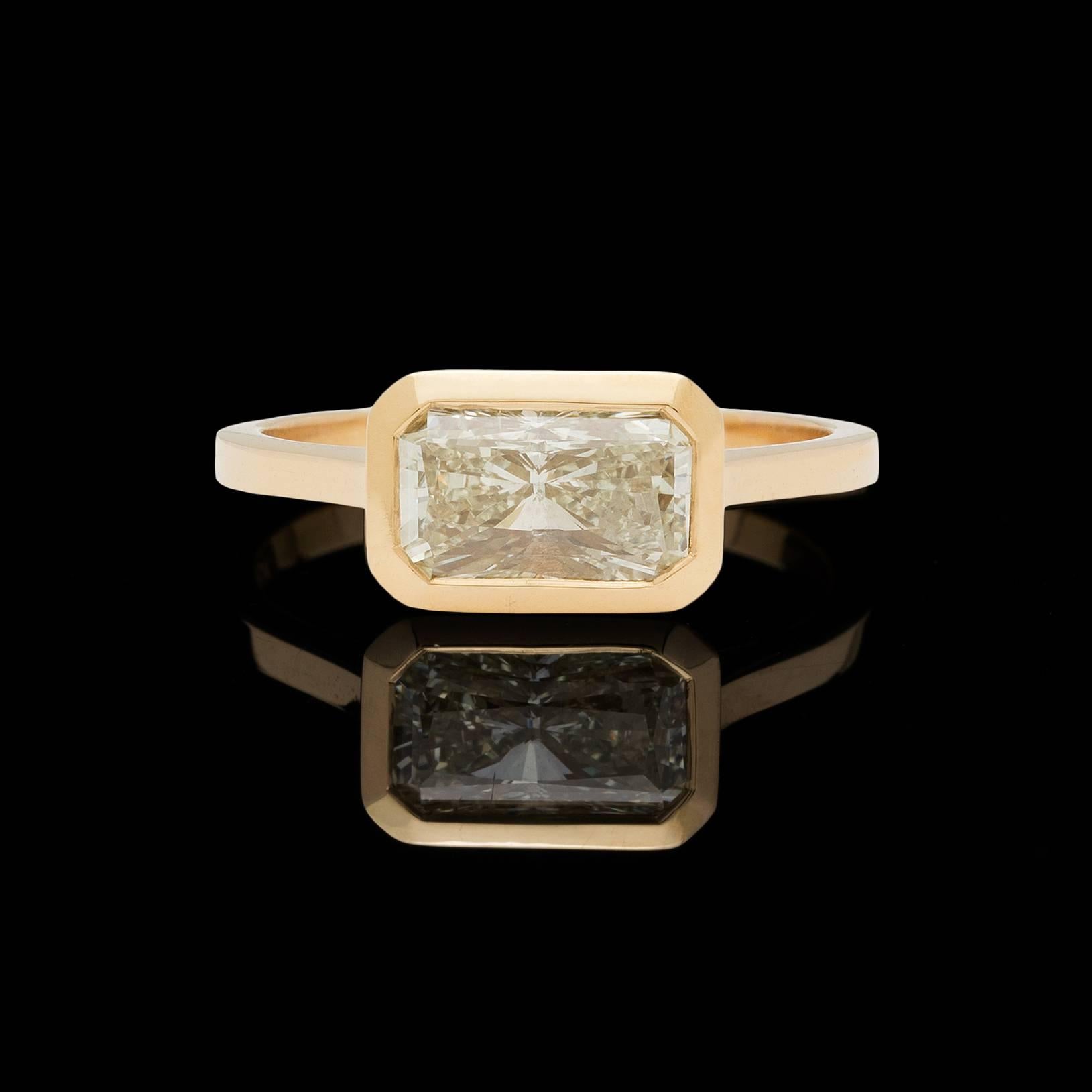 Der moderne Ring zeigt einen champagnerfarbenen Diamanten im Brillantschliff mit einem Gewicht von 1::43 ct:: der horizontal in 18 Karat Gelbgold gefasst ist. Derzeit hat der Ring die Größe 6 1/2:: kann nach oben oder unten verstellt werden und