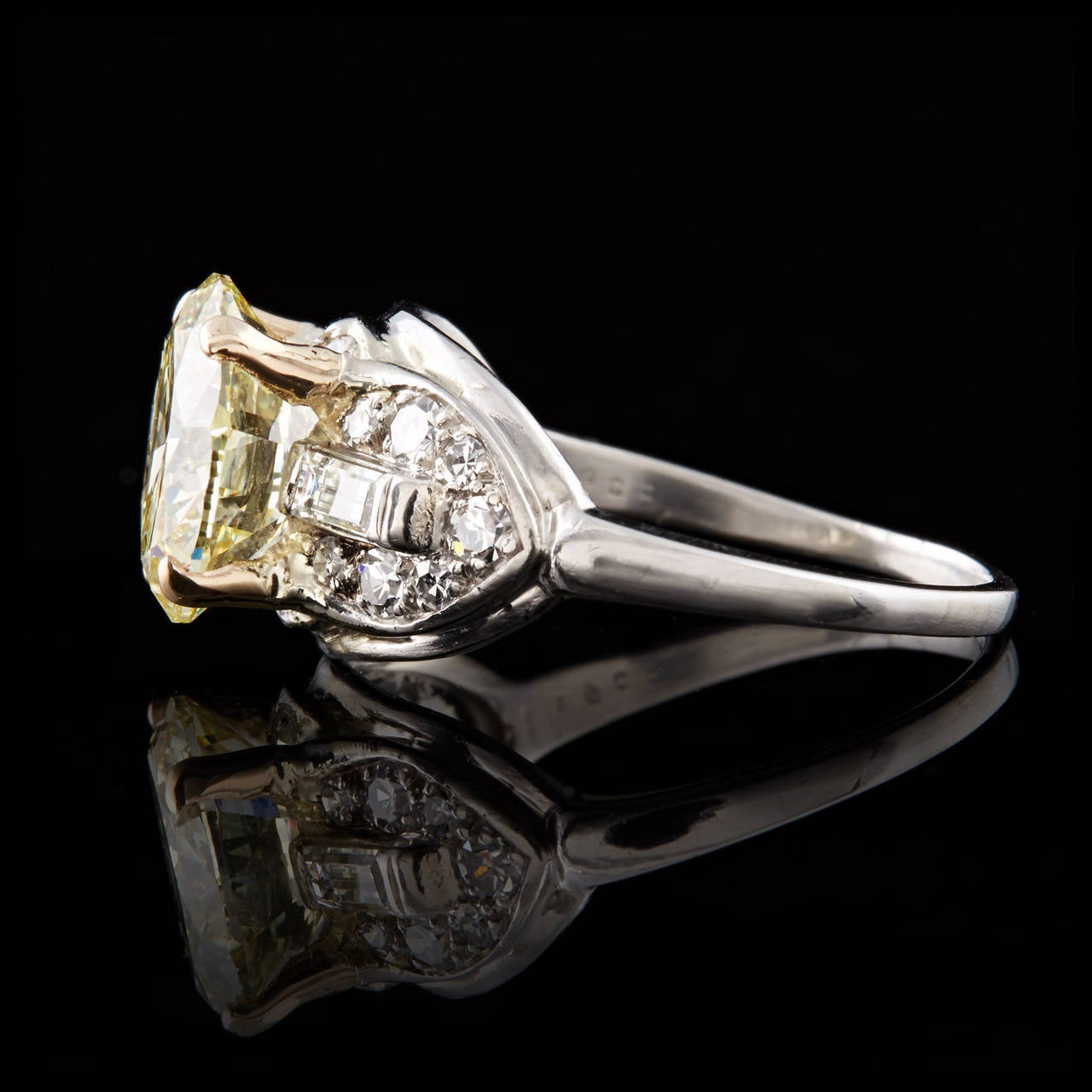 Art Deco Light Yellow Diamond Gold Ring In Excellent Condition In San Francisco, CA