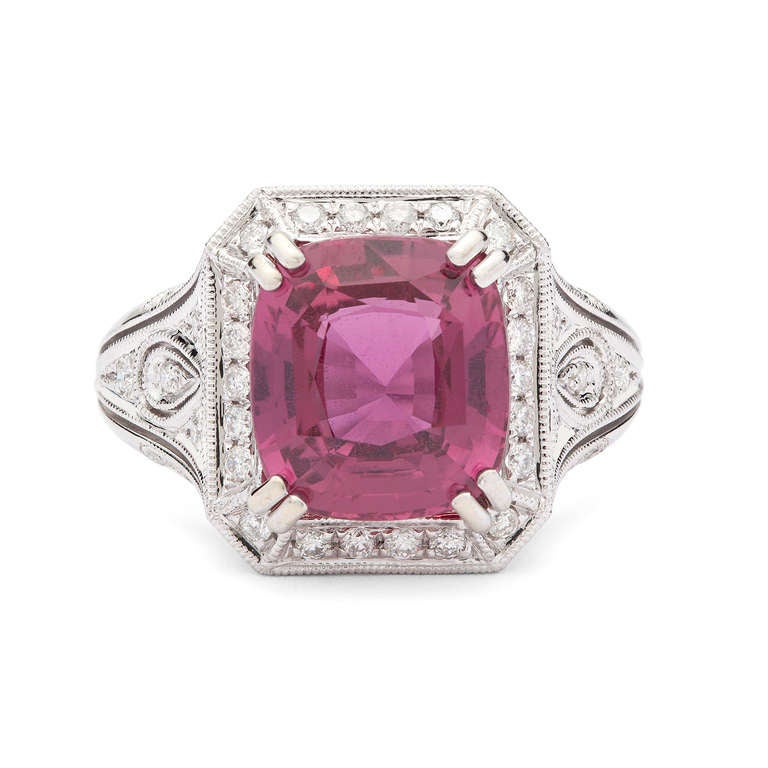 Natürlicher, nicht erhitzter rosafarbener Saphir mit einem Gewicht von ca. 6,07cts, akzentuiert durch 60 Diamanten im Rundschliff mit einem Gesamtgewicht von ca. 0,56cts in einer Platinfassung. Der Saphir ist unerhitzt und hat eine Kissenform mit