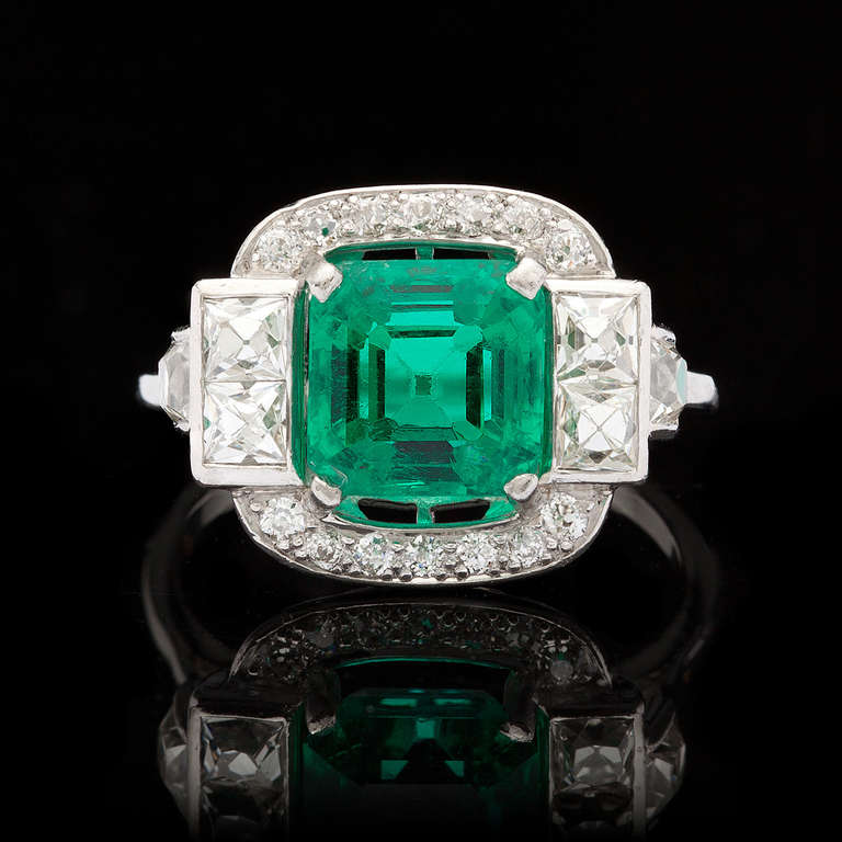 Art Deco Colombian Emerald Diamond Platinum Ring In Excellent Condition In San Francisco, CA