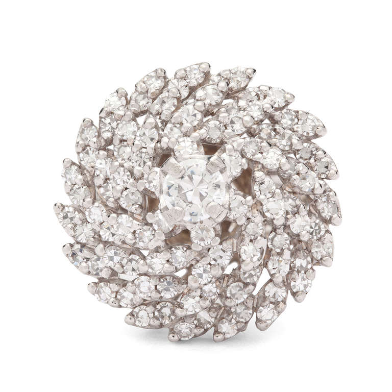 1960's Cocktail Ring in 14Kt Weißgold mit 1 runden Brillanten für ca. 0::50ct umgeben in Schritten von 93 weiteren Steinen für 1::92cts:: insgesamt Diamant Karat Gewicht 2::42cts. Die Krone hat einen ungefähren Durchmesser von 23 mm und eine Höhe