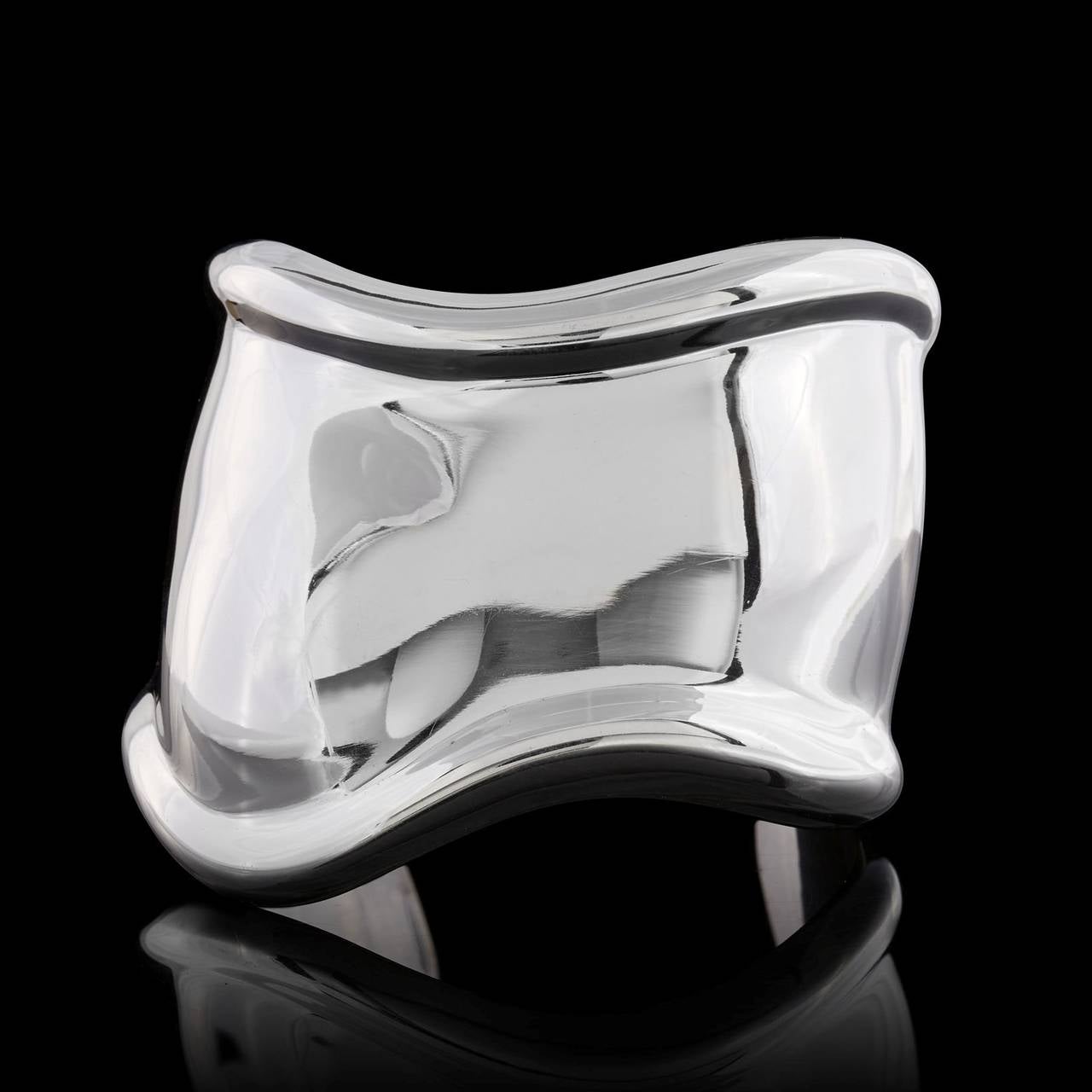 Tiffany & Co. Elsa Peretti Bone Cuff in size medium for the right wrist. This contoured ergonomic sterling silver cuff fits a 7-7 1/2″ wrist size & weighs 92 grams.