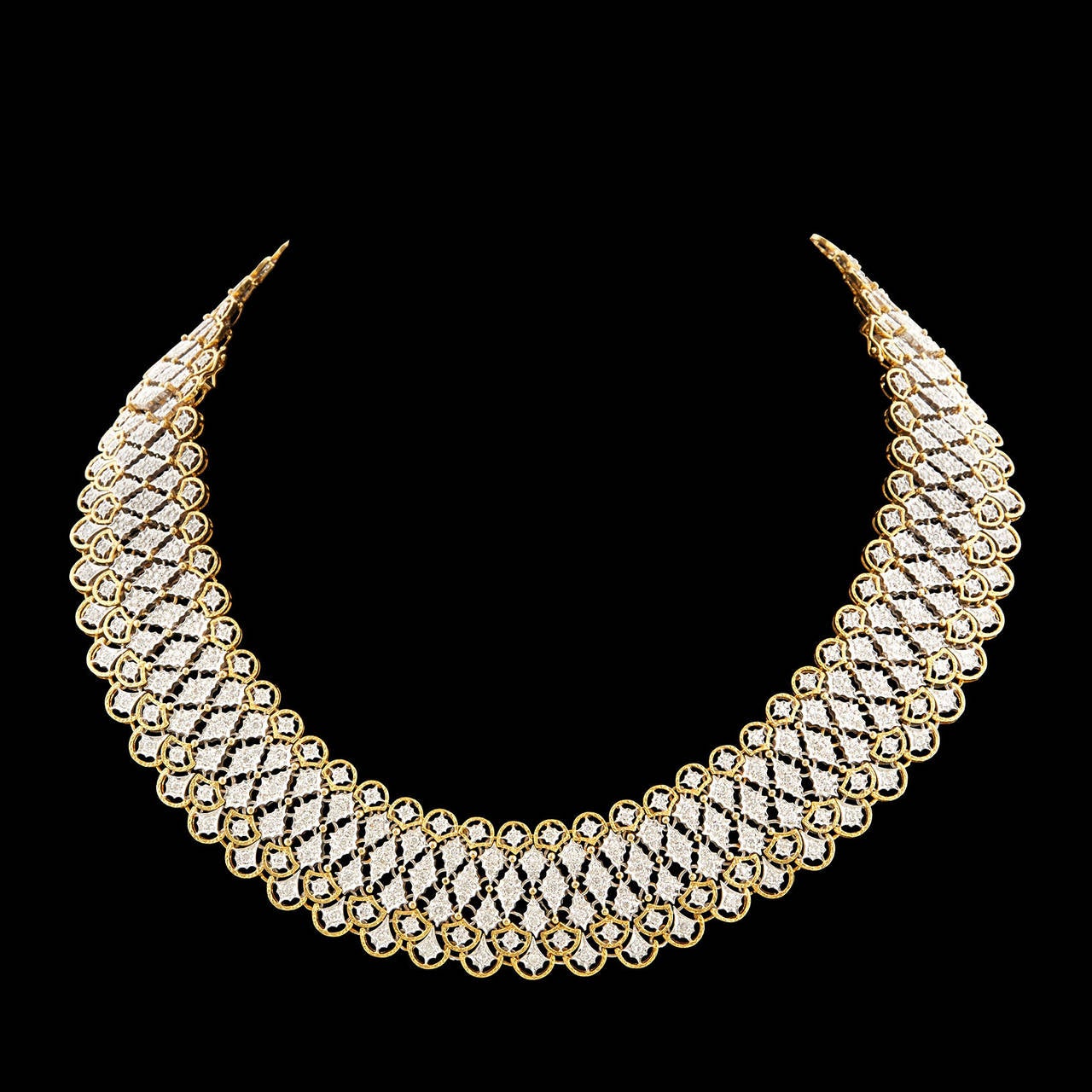 18Kt Two-Tone White & Yellow Gold Collar Necklace set with 512 Round Full Cut Diamonds Totaling 7.68 Carats. This intricate 2-in-1 necklace has a detachable section that can be used as a bracelet of 7″ in length. Total length of the necklace is 17″