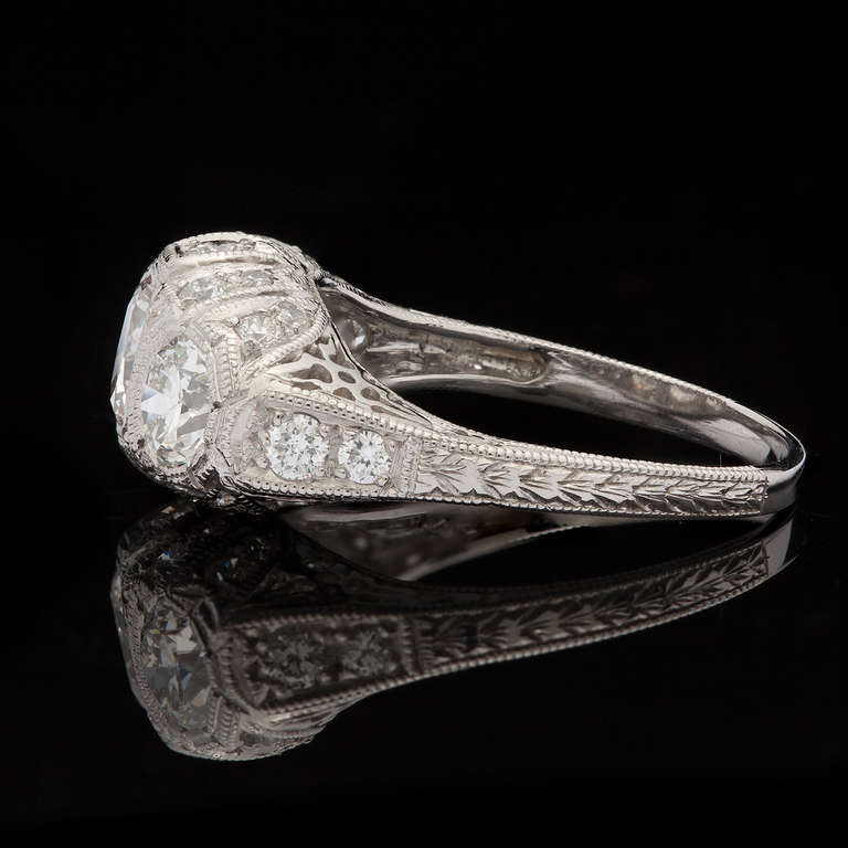 Traditional Style Diamond Platinum Ring In Excellent Condition In San Francisco, CA