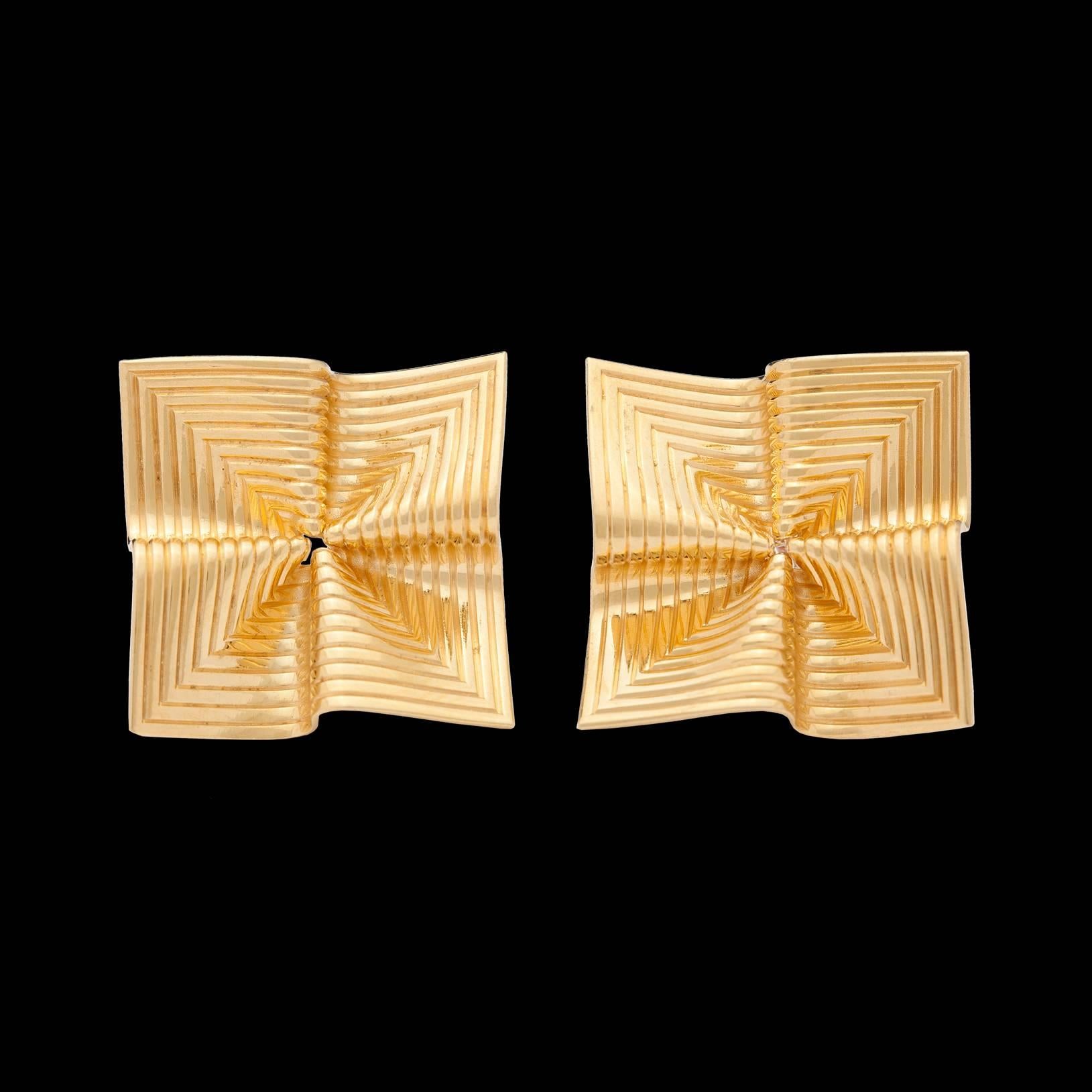Tiffany & Co. Vintage 18Kt Yellow Gold Fluted Fan Design Earrings with posts & friction backs. The Earrings measure 16.0mm in diameter, & weigh 4.1 grams total for the pair.