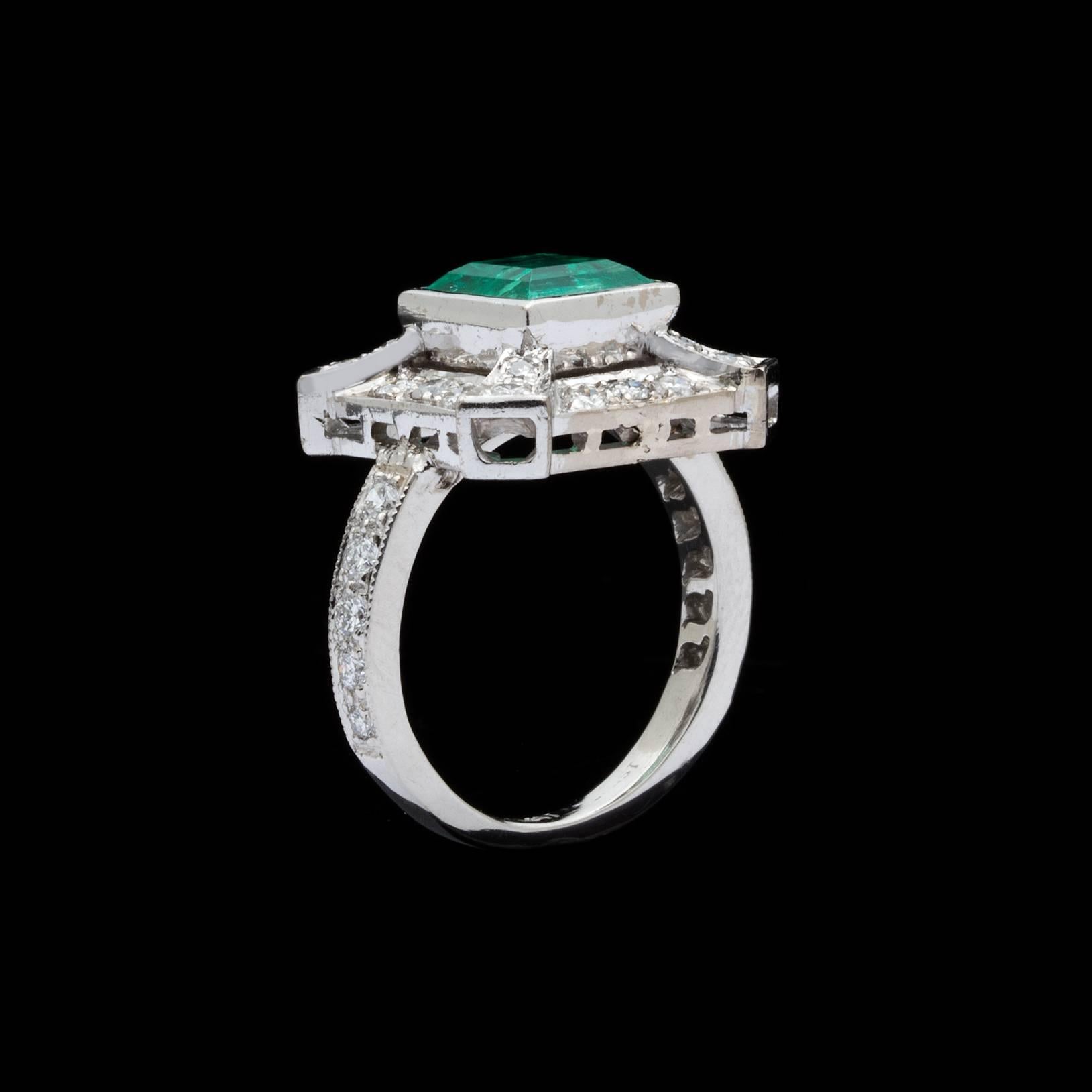 Emerald Diamond Platinum Ring In Excellent Condition For Sale In San Francisco, CA