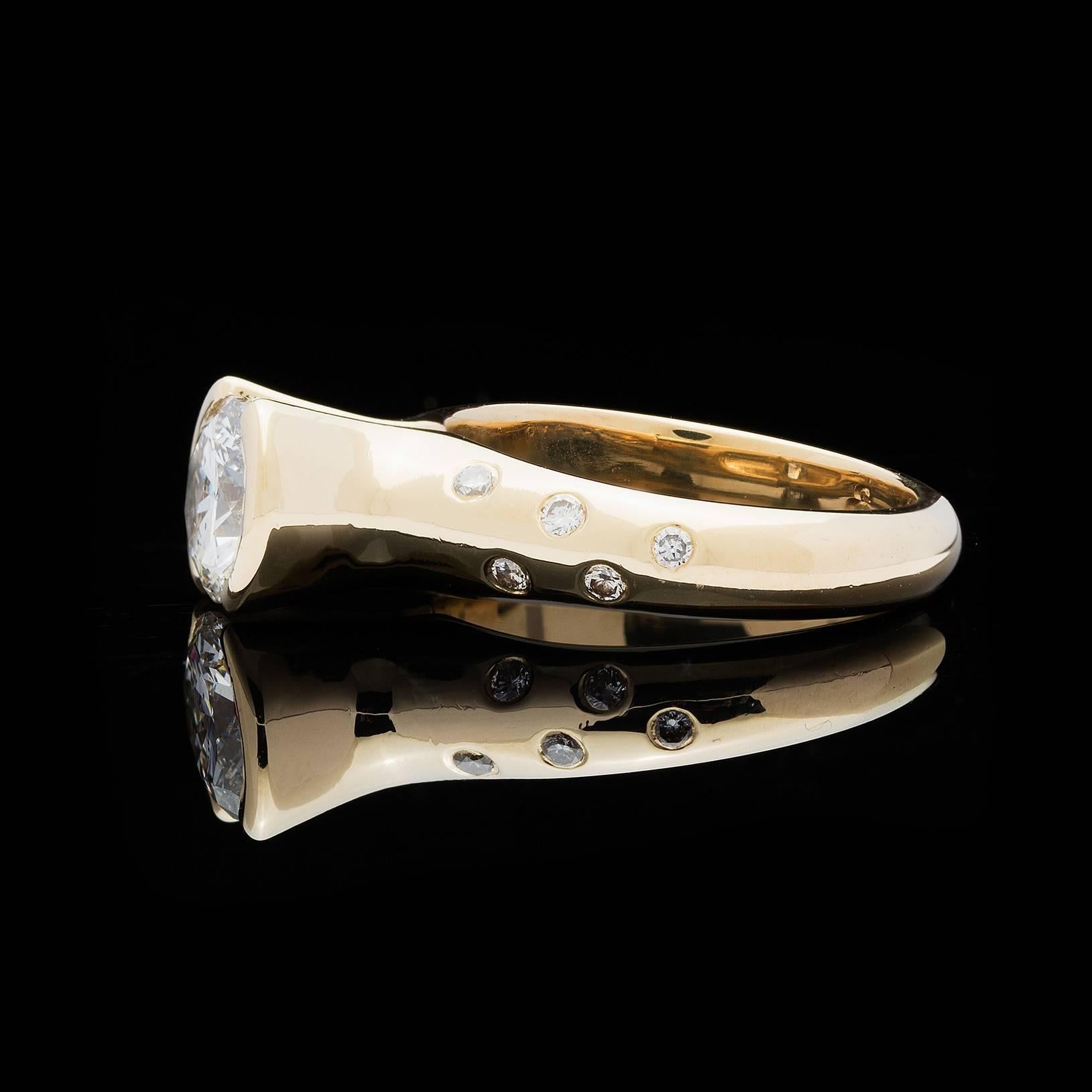 Contemporary 1.20 Carat Round Brilliant Cut Diamond Gold Etoile Band Ring