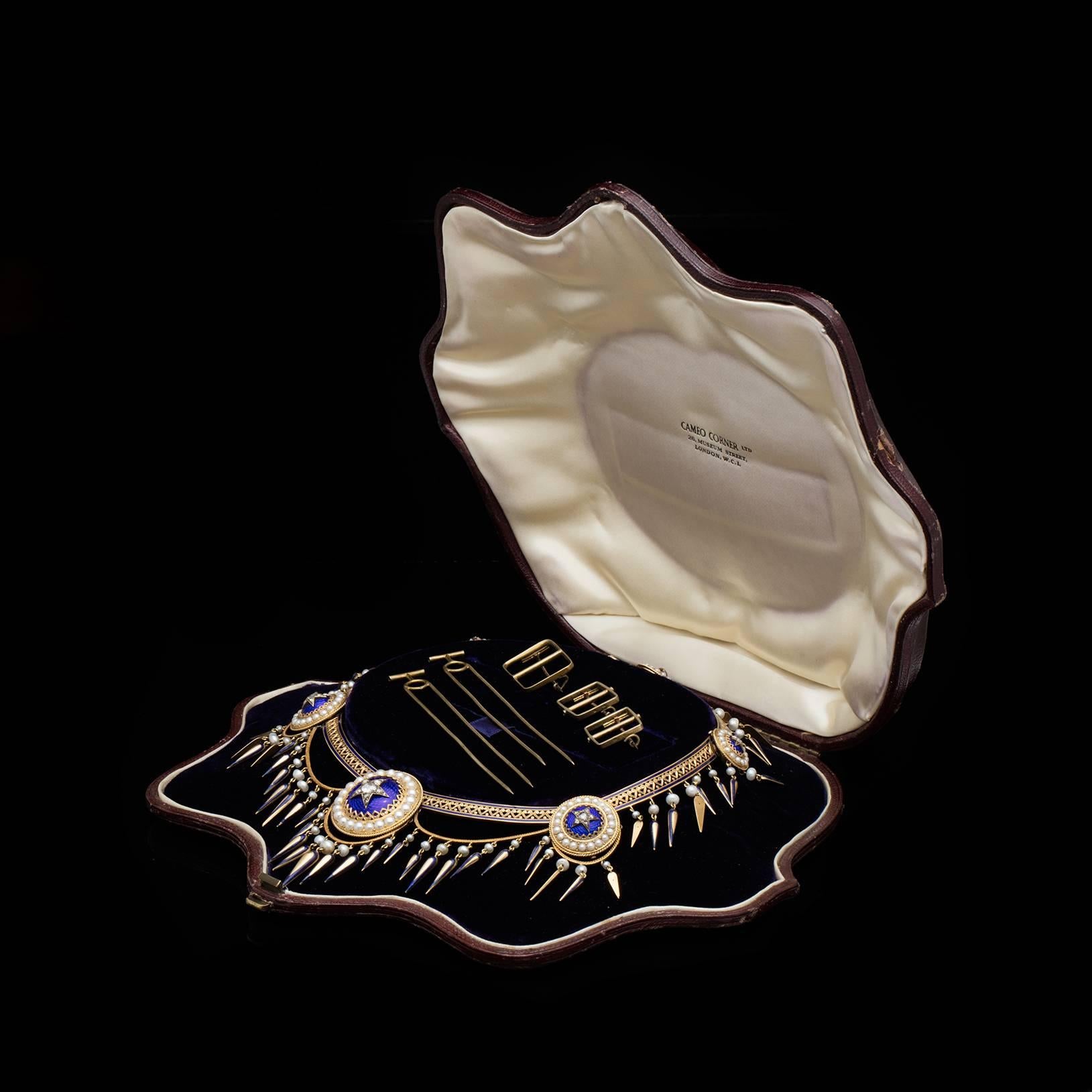 Néo-étrusque Collier d'antiquités victorien en émail bleu et perles, d'angle camée en vente