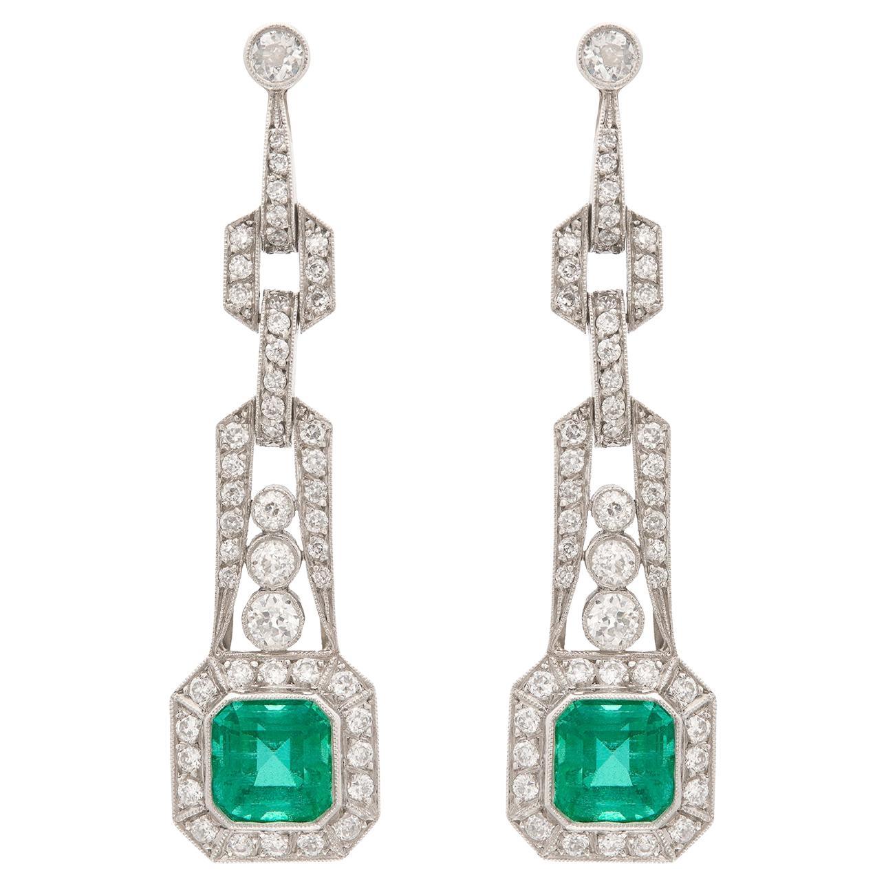 Superbes boucles d'oreilles en émeraudes et diamants de style Art déco