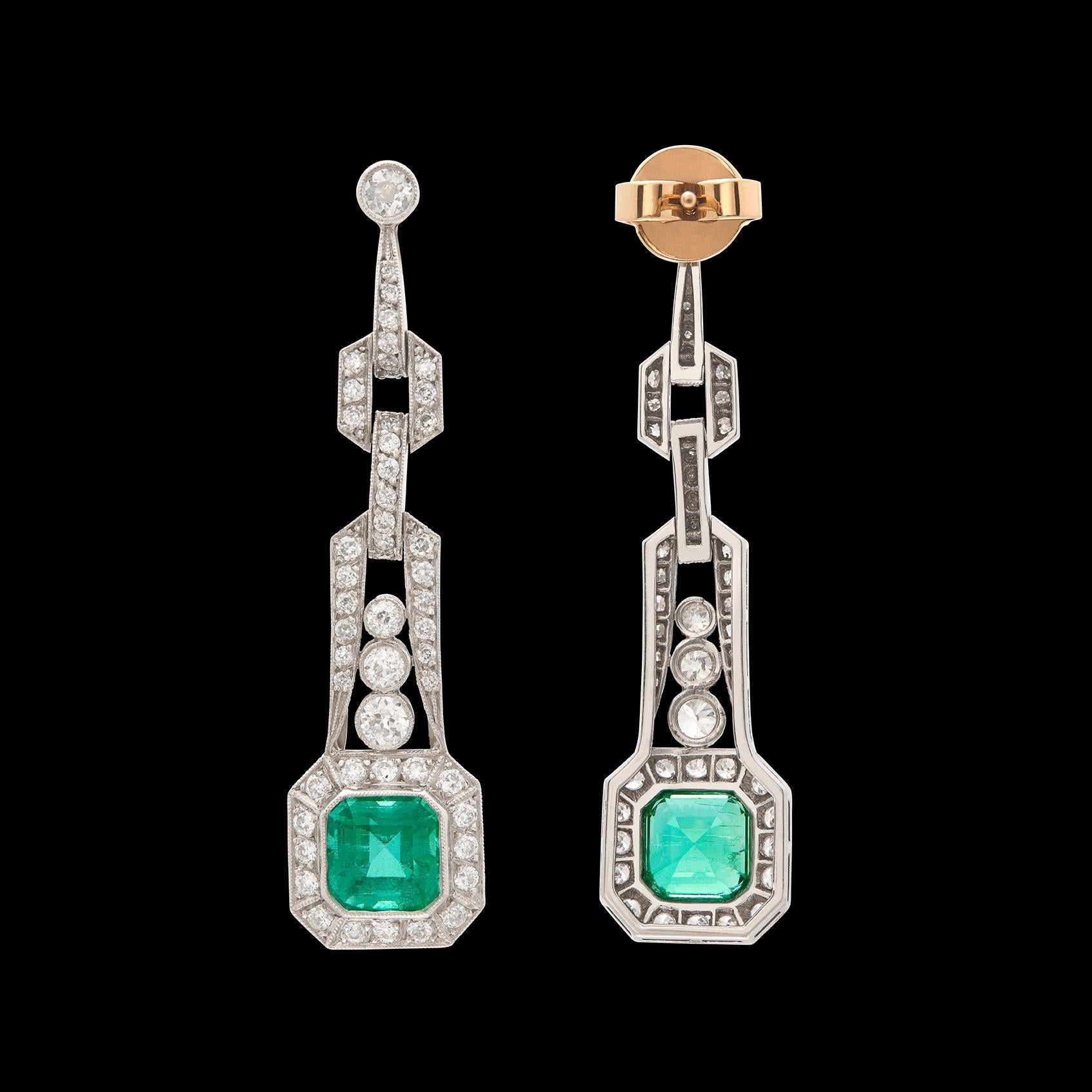 Superbes boucles d'oreilles en émeraudes et diamants de style Art déco en vente 1