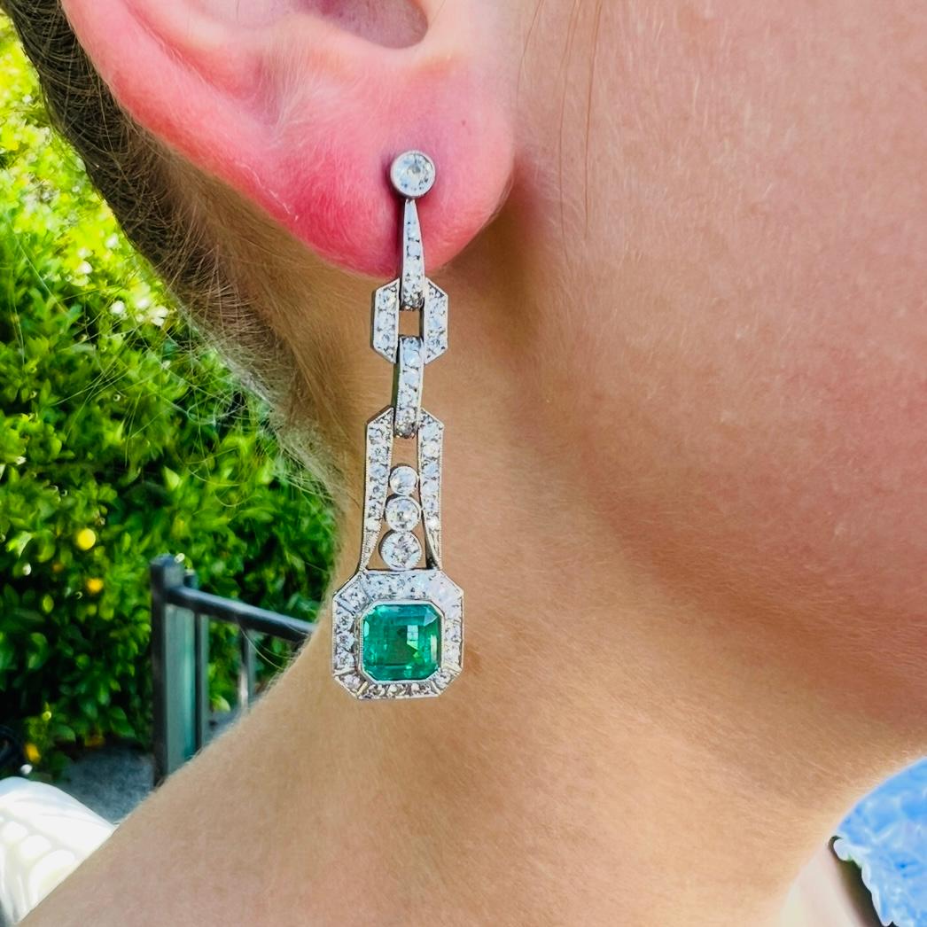 Taille coussin Superbes boucles d'oreilles en émeraudes et diamants de style Art déco en vente