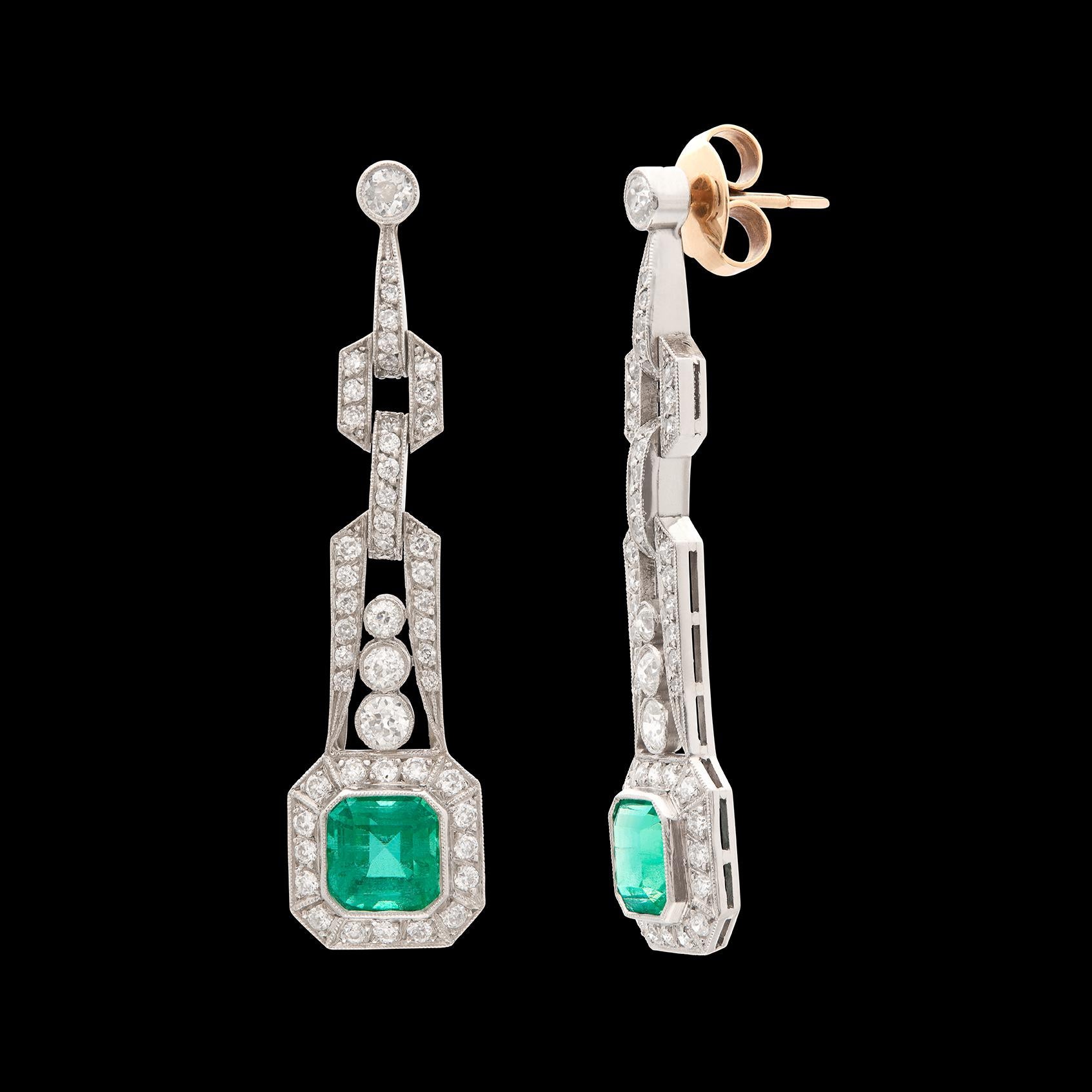 Superbes boucles d'oreilles en émeraudes et diamants de style Art déco Pour femmes en vente