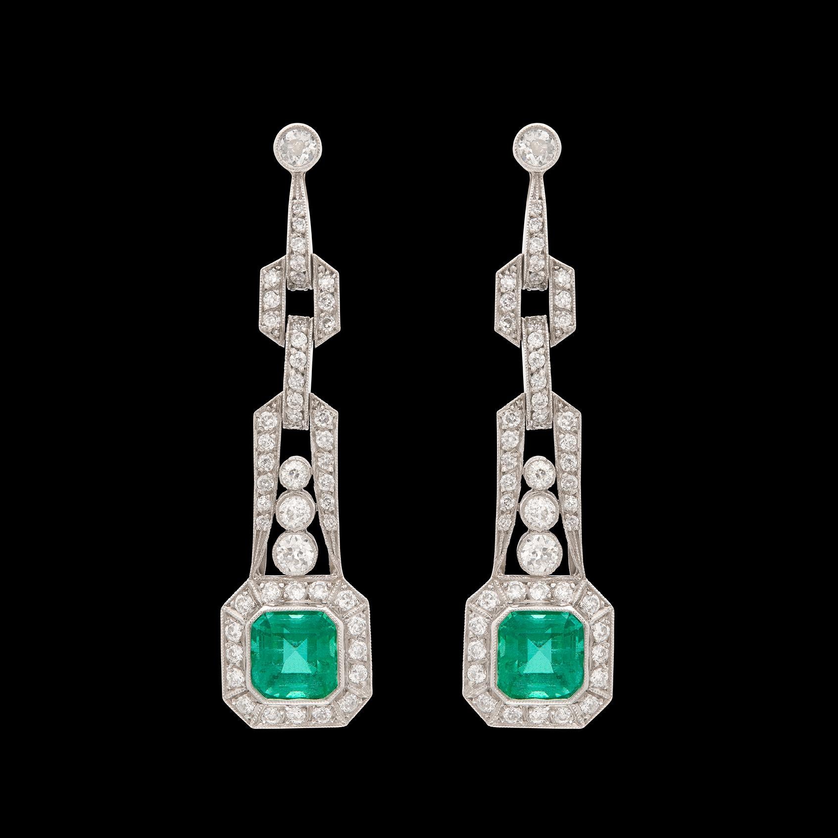 Élégante et sophistiquée, cette paire de boucles d'oreilles en platine est vraiment incontournable. Deux émeraudes vertes, d'un poids total d'environ 3,65 carats, sont serties de diamants européens et de diamants ronds de taille brillant, d'un poids