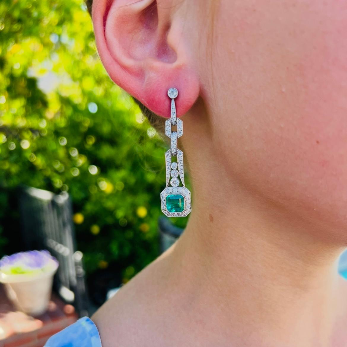 Superbes boucles d'oreilles en émeraudes et diamants de style Art déco Excellent état - En vente à San Francisco, CA