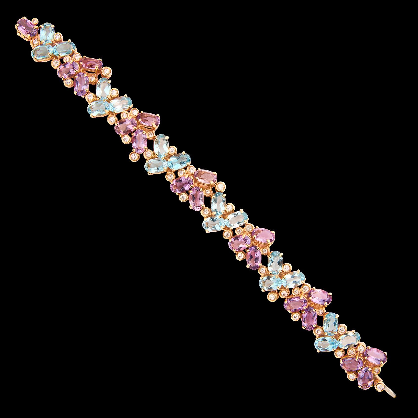 ¡Preciosa artesanía italiana! Esta divertida y vibrante pulsera está diseñada con racimos de amatistas y topacios azules de talla ovalada engastados en garras, que juntos pesan 30,30 quilates, acentuados por diamantes redondos de talla brillante,