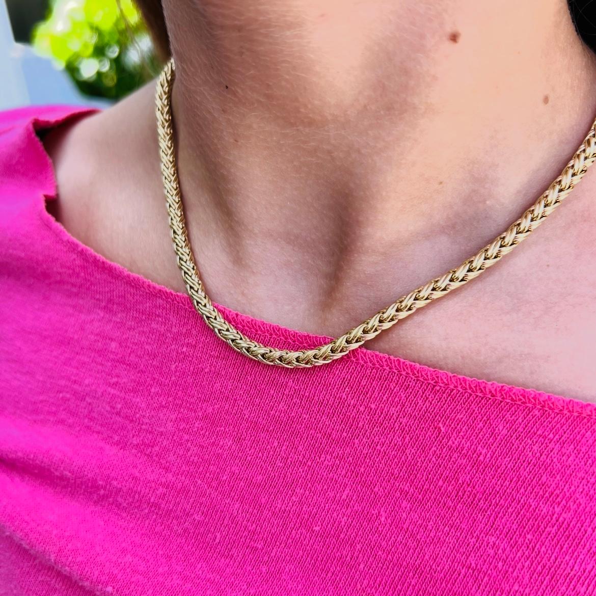 Realizzata dall'iconica Tiffany & Co. questa collana in oro giallo 18 carati è un esempio di eleganza grazie alla sua catena intrecciata con il grano. La collana pesa 28,5 grammi e misura 16 pollici di lunghezza: l'accessorio perfetto da indossare