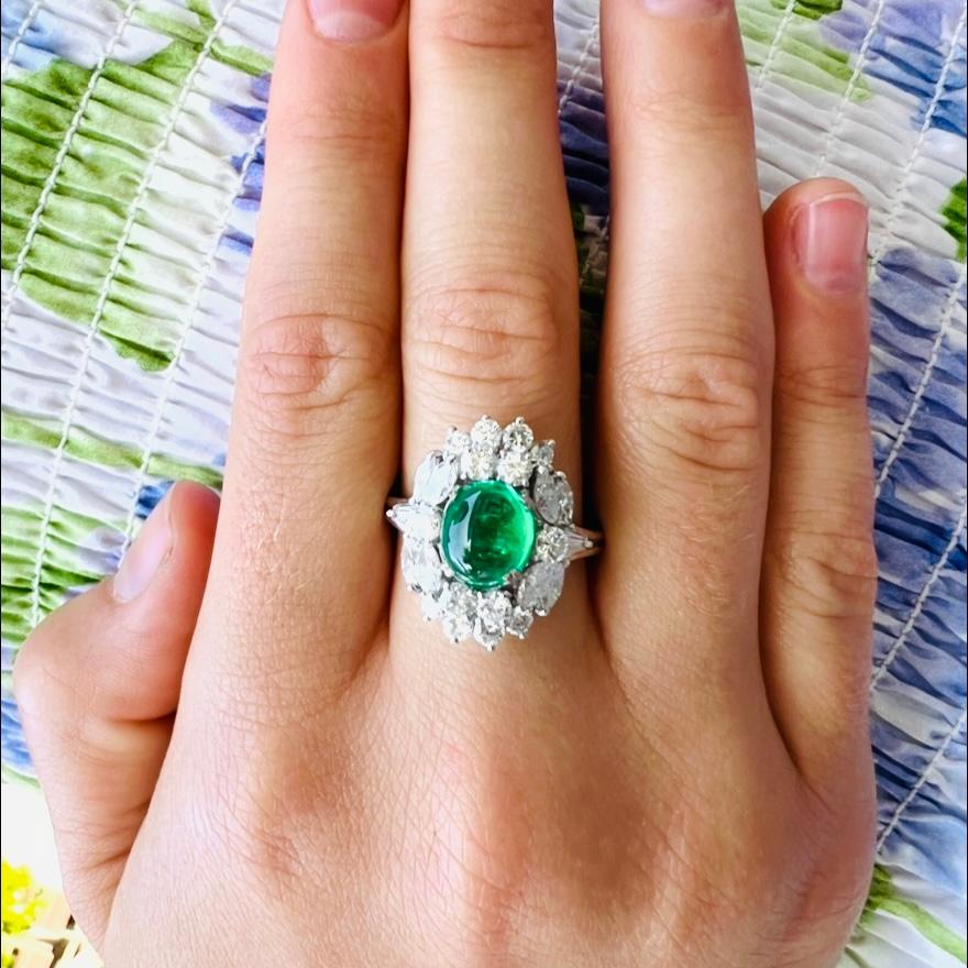 Wunderschöner kolumbianischer Smaragd & Diamantring (Cabochon) im Angebot