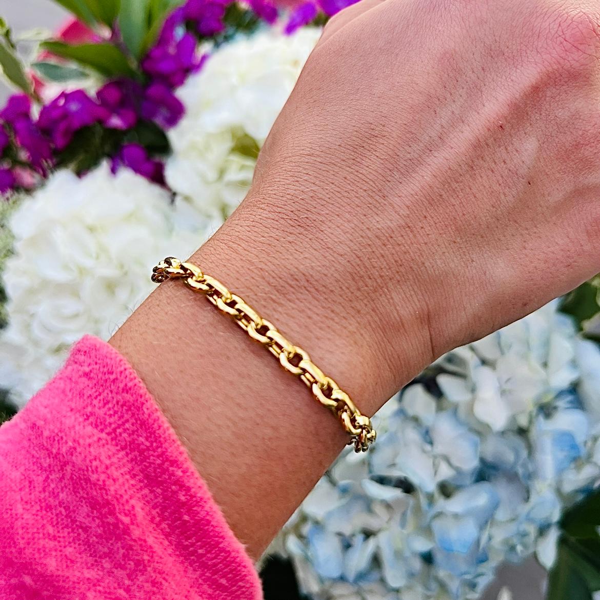 Le bracelet parfait ! Ce bracelet à maillons en or 18 carats de Tiffany & Co. est à la fois classique, sportif, élégant et polyvalent. Fabriqué en Italie, il pèse 16,2 grammes et mesure 7 1/8 pouces de long. Portez-le seul, superposez-le avec des