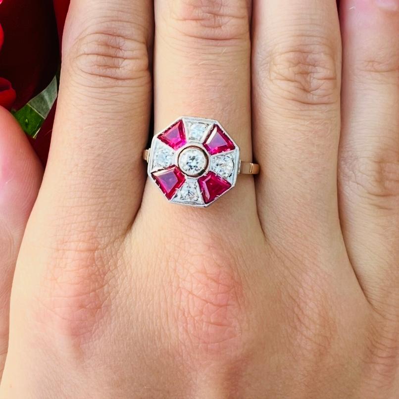 Taglio rotondo Anello di rubini e diamanti in stile Art Déco in vendita