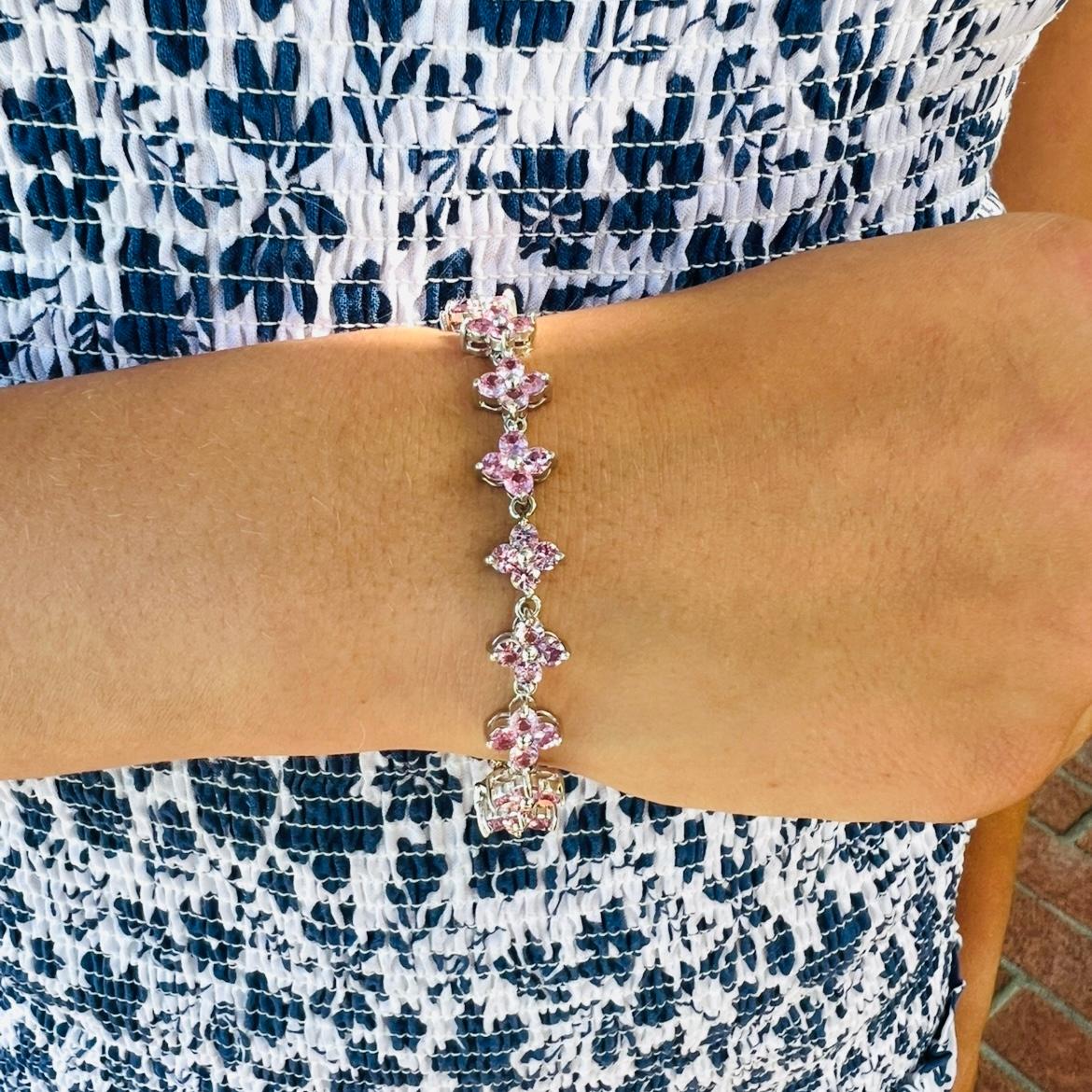 Pensa al rosa! Questo bracciale rosa champagne sfoggia zaffiri rosa scintillanti per un peso totale di 10,00 carati in maglie a fiore. Dall'aspetto delicato e brillantemente accattivante, pesa 17,97 grammi e misura 7 1/4 pollici di lunghezza.