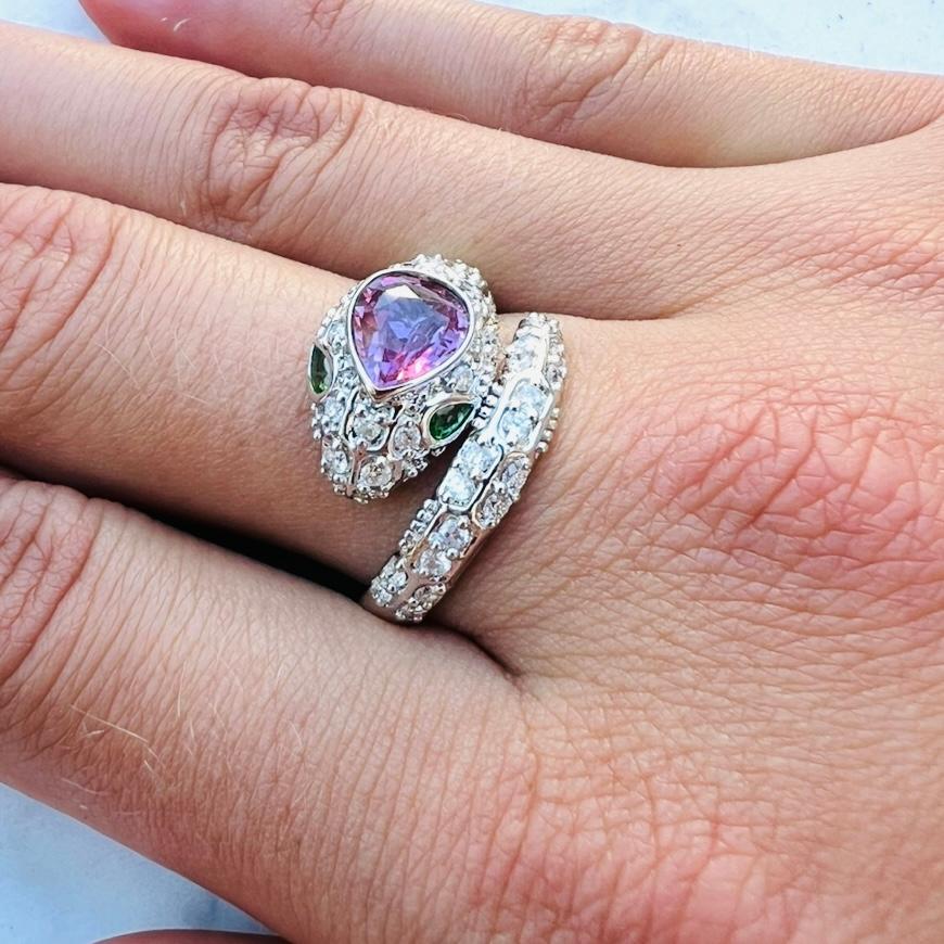 Betörend wie eine Schlange! Diese 18k Weißgold Schlange Ring mit einem atemberaubenden birnenförmigen unerhitzt Padparadscha Saphir mit einem Gewicht von 1,04 Karat, mit birnenförmigen grünen Granat Augen und der Körper durchgehend mit runden