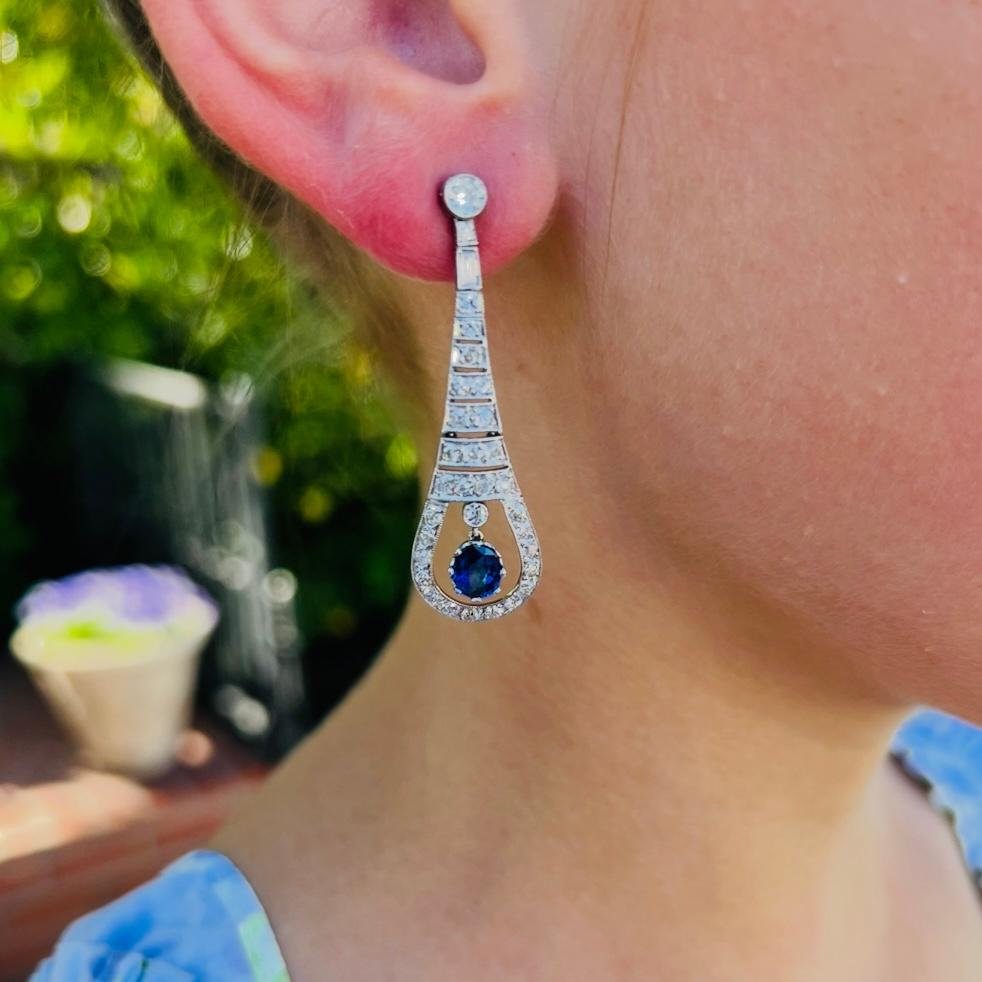 La quintessence du design Art déco ! Ces magnifiques boucles d'oreilles en platine en forme de goutte sont conçues pour bouger lorsque vous les portez, les diamants scintillant à la lumière. Serti de diamants européens et de diamants de taille