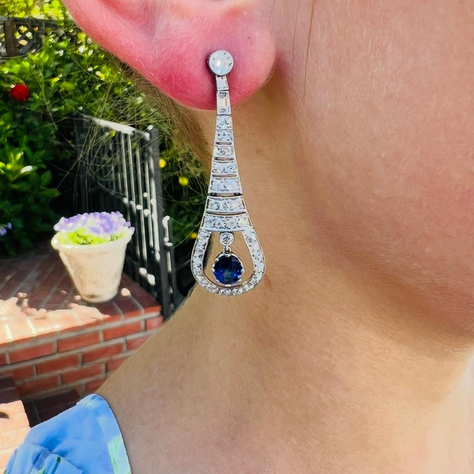 Boucles d'oreilles pendantes en diamant et saphir de style Art Déco Pour femmes en vente