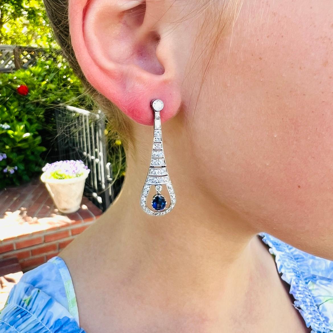 Taille ovale Boucles d'oreilles pendantes en diamant et saphir de style Art Déco en vente