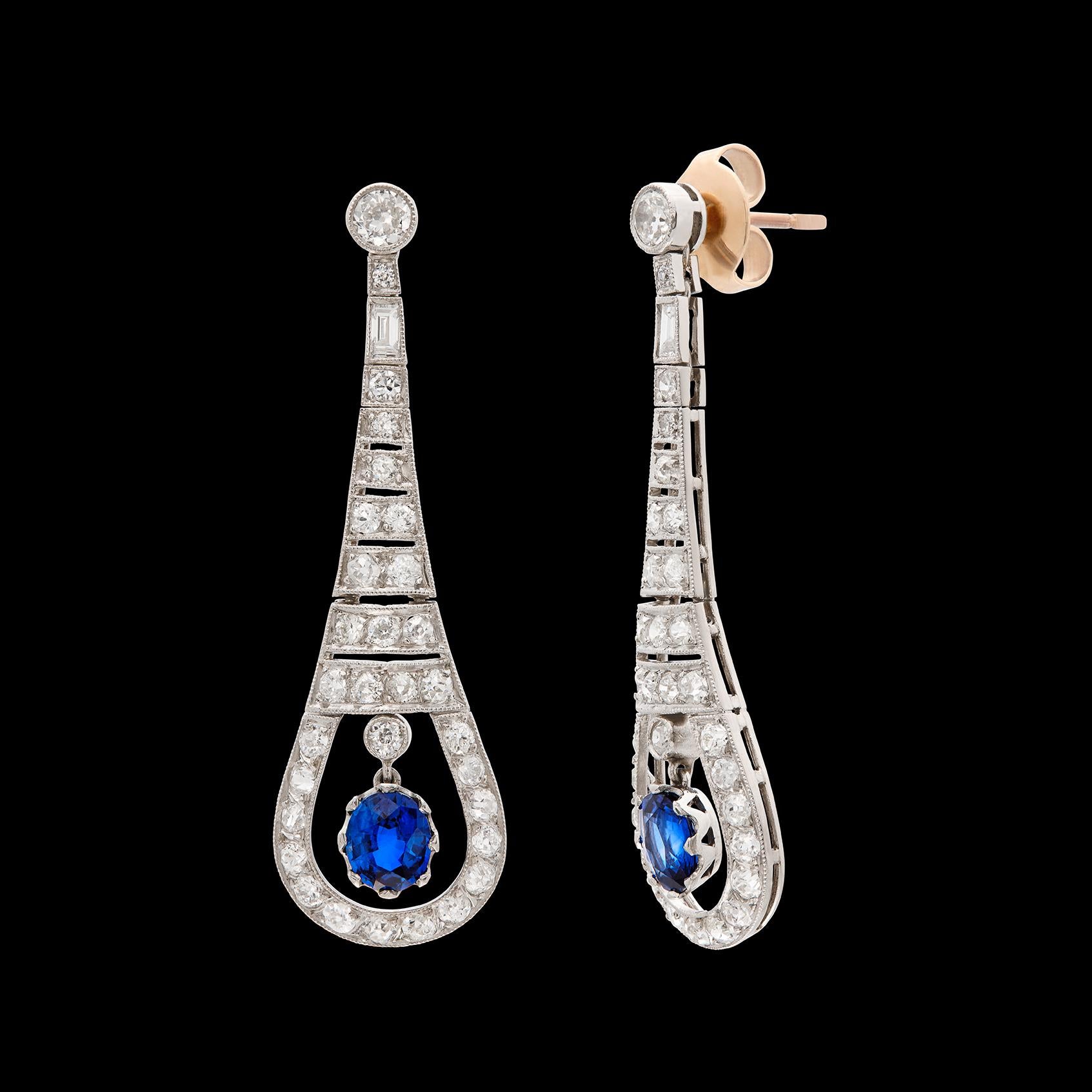 Boucles d'oreilles pendantes en diamant et saphir de style Art Déco Excellent état - En vente à San Francisco, CA